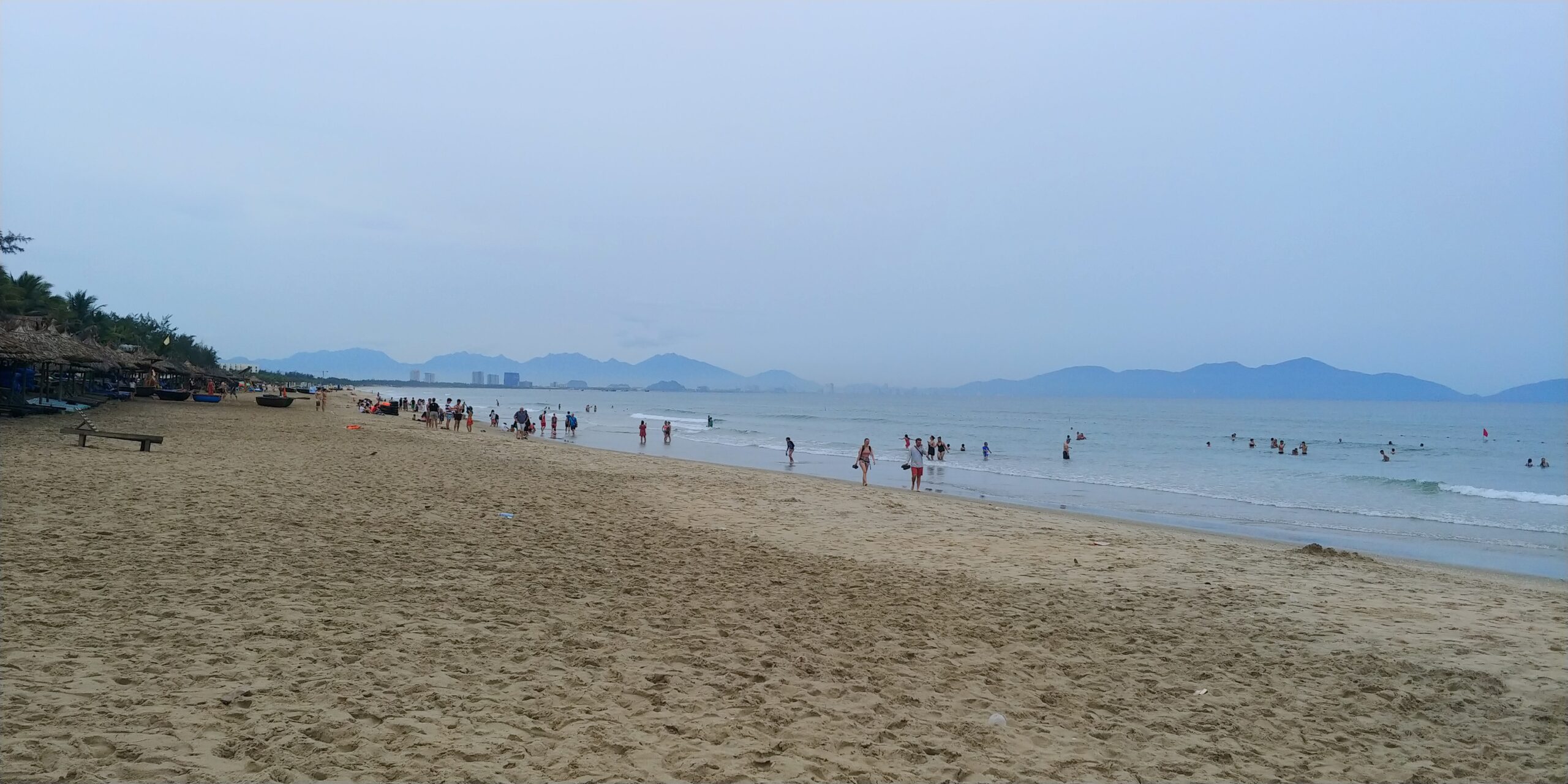 비 내리는 안방 비치 전경