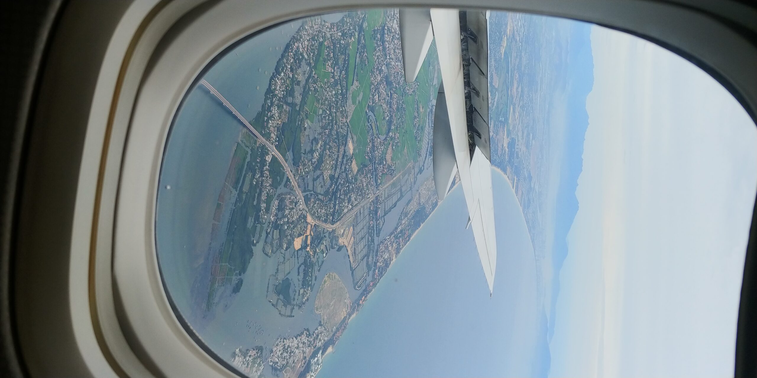 창문 너머 베트남 풍경