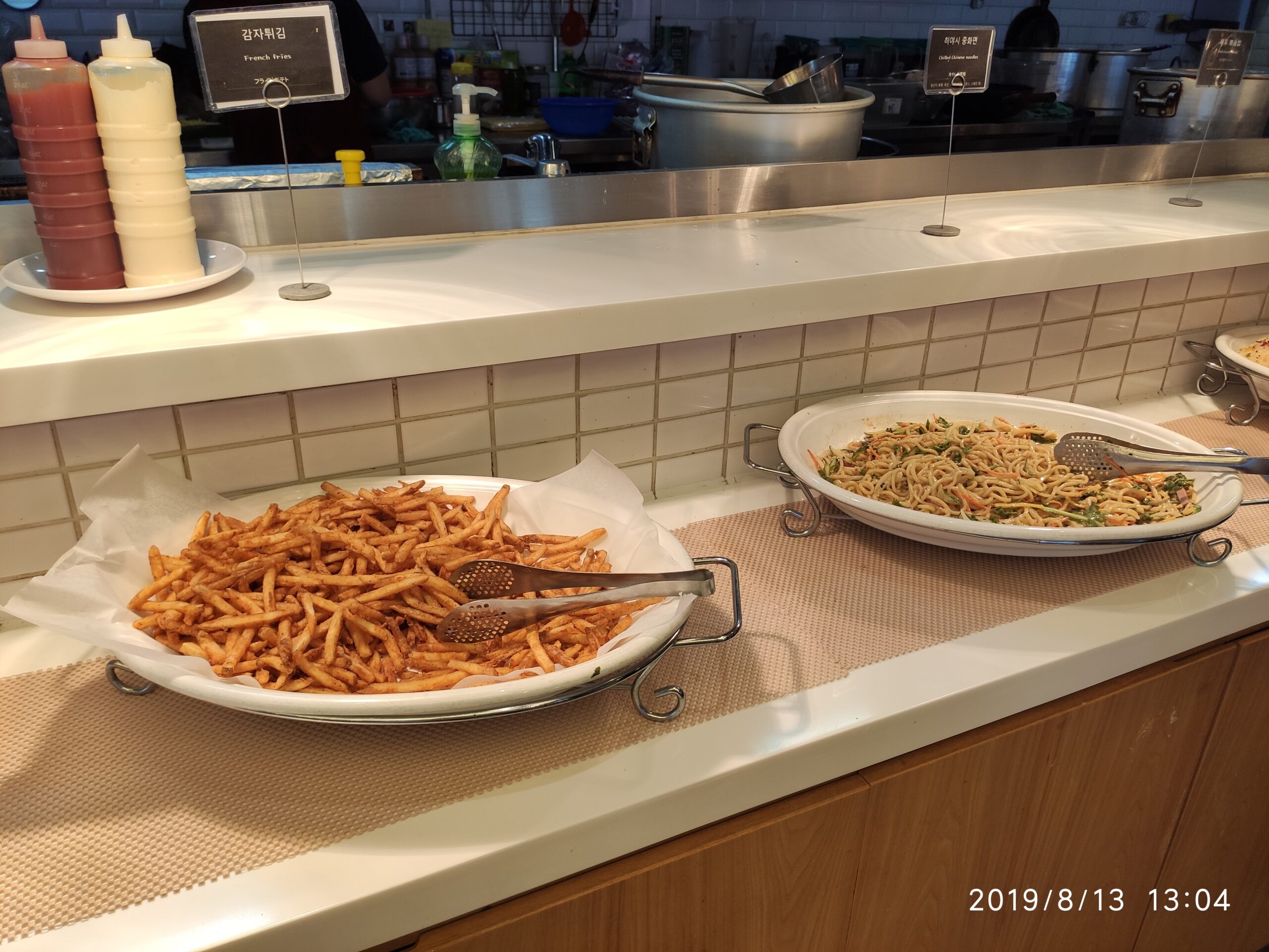 사이드 메뉴 볶음밥과 중화면