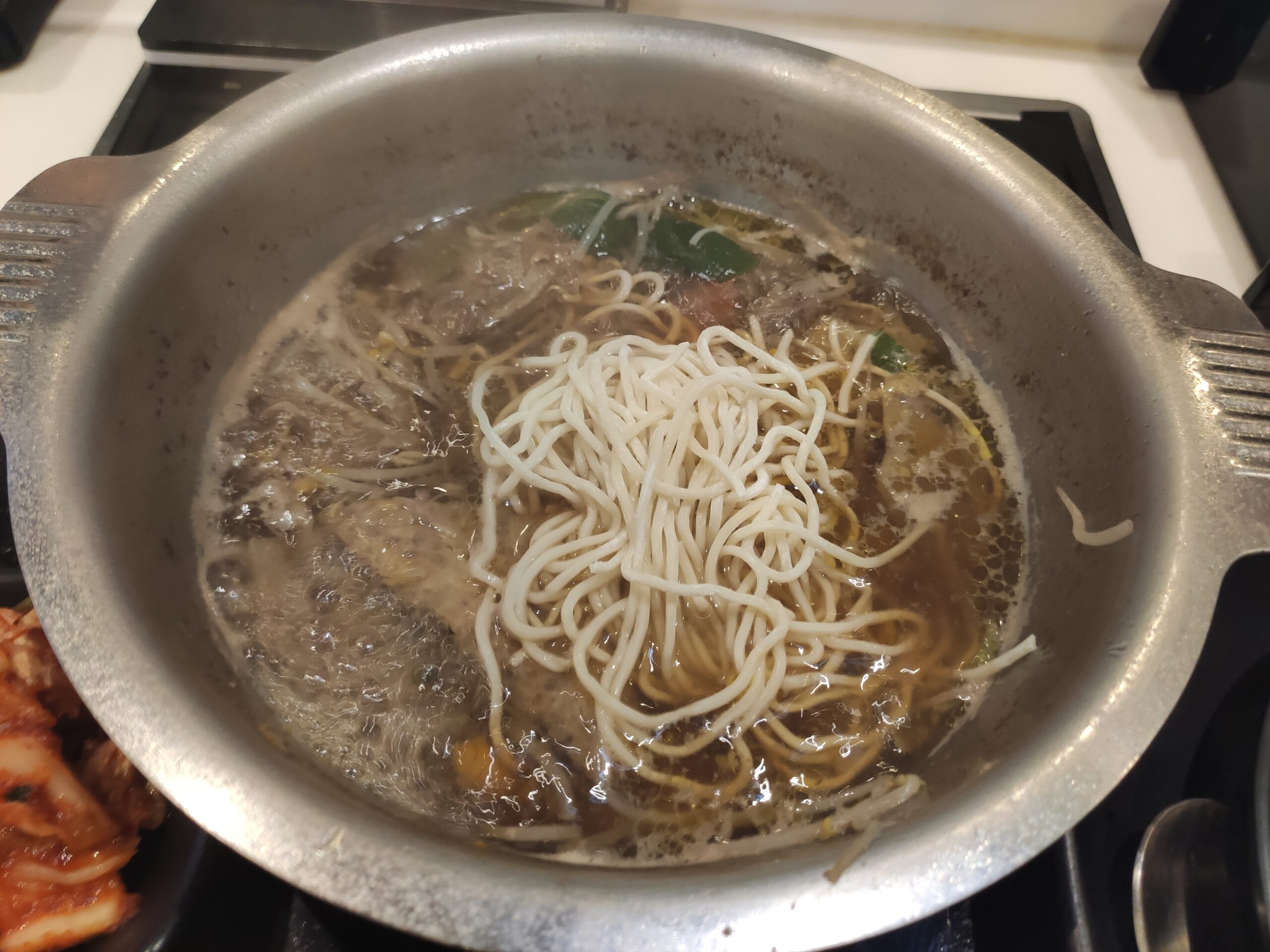 끓고 있는 칼국수