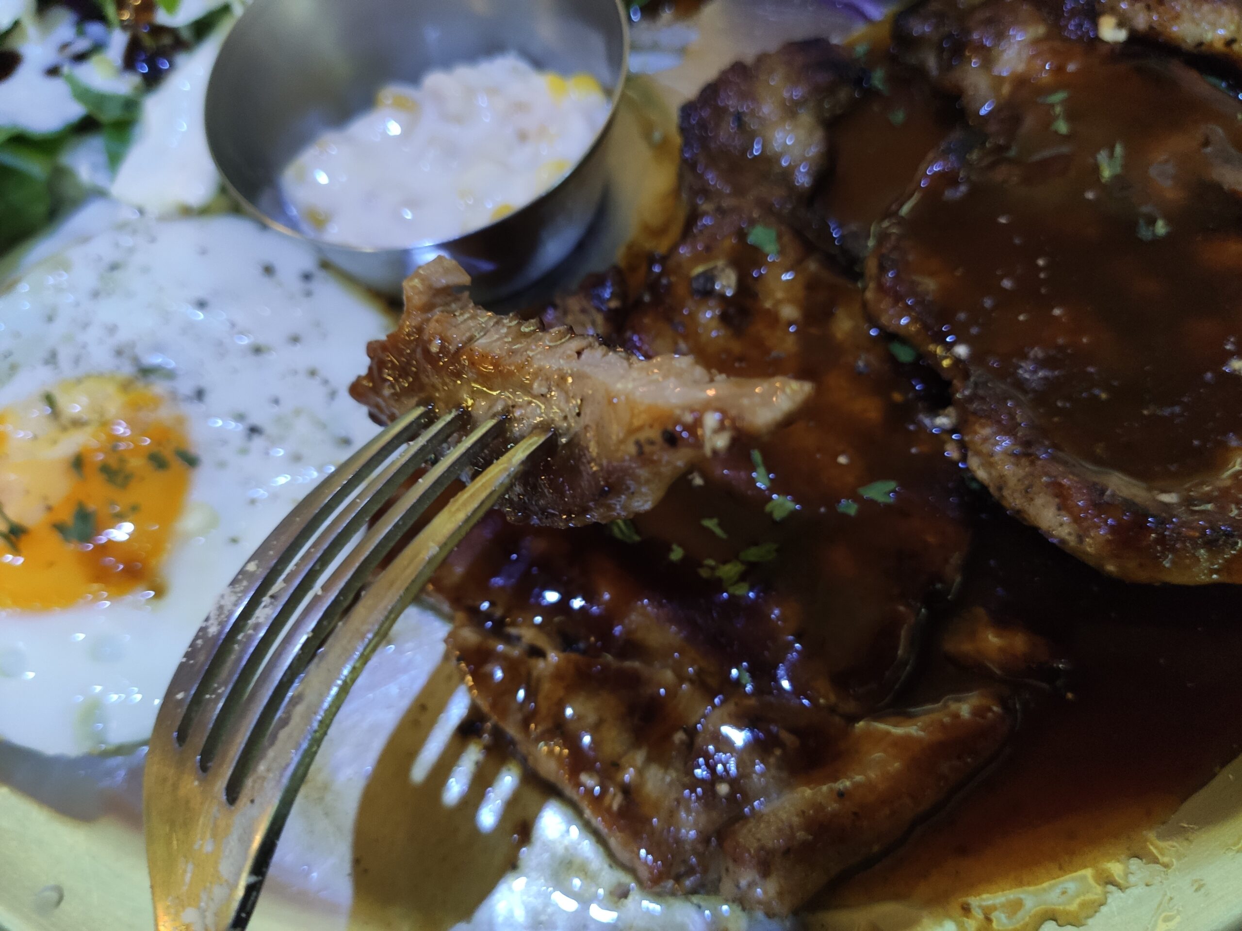 목살 스테이크 근접 사진