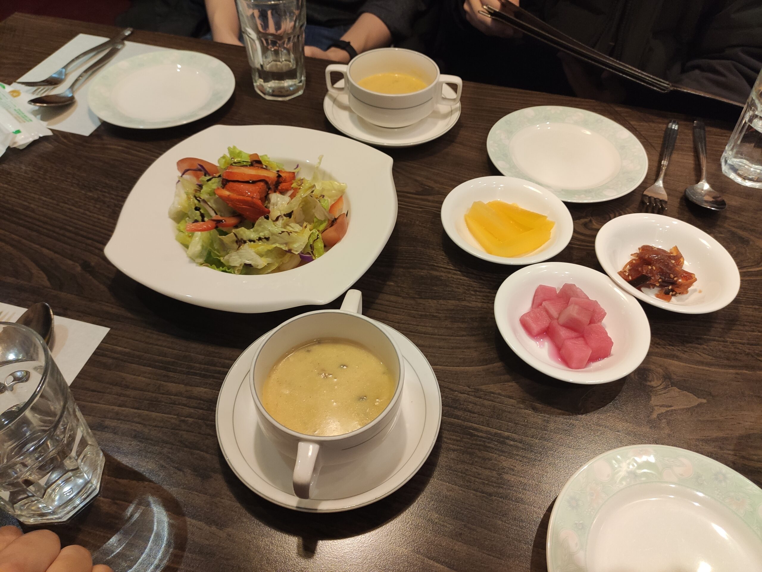 스프와 탄두리 치킨 샐러드