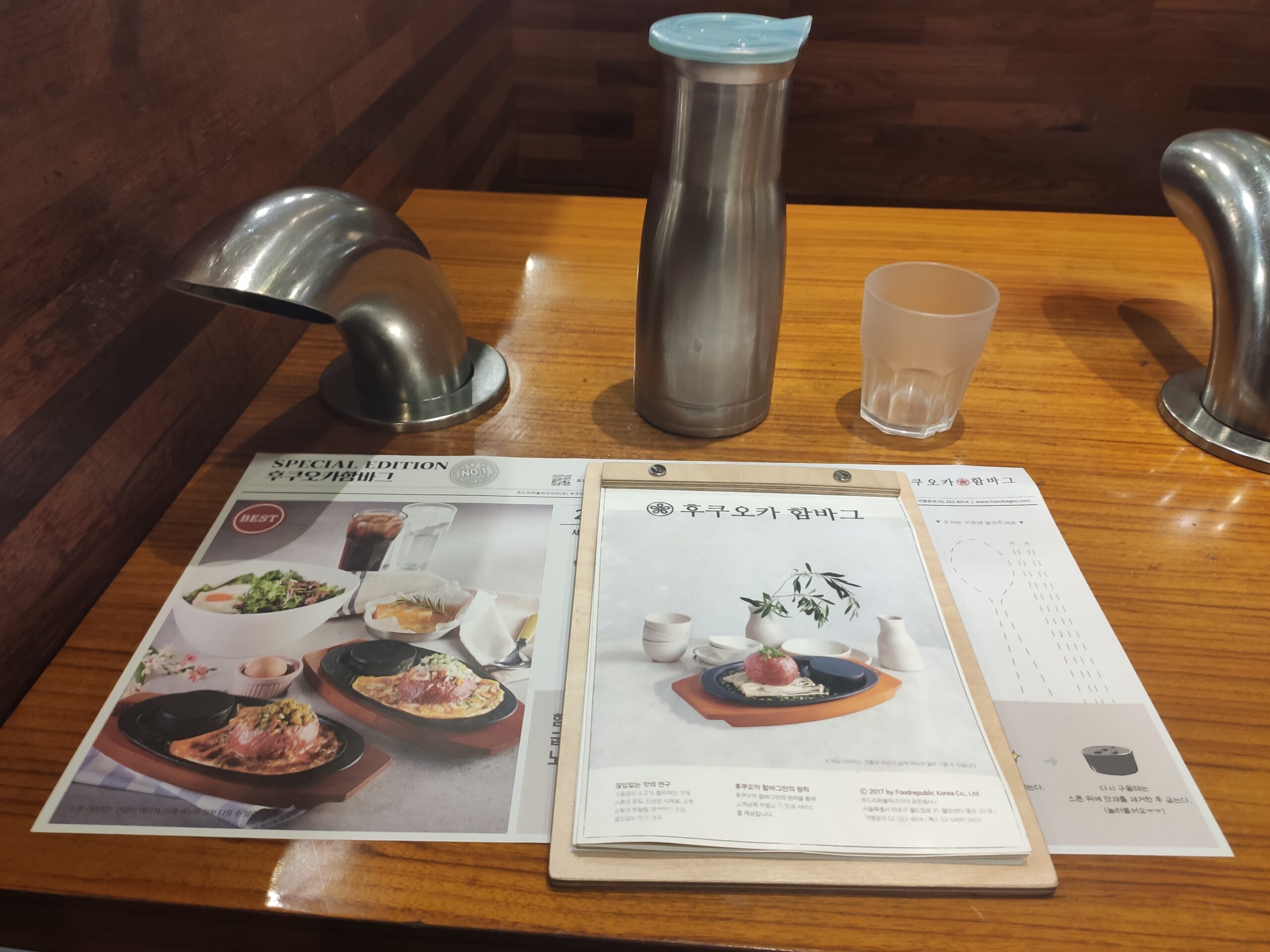 깔끔한 매장 내부 좌석