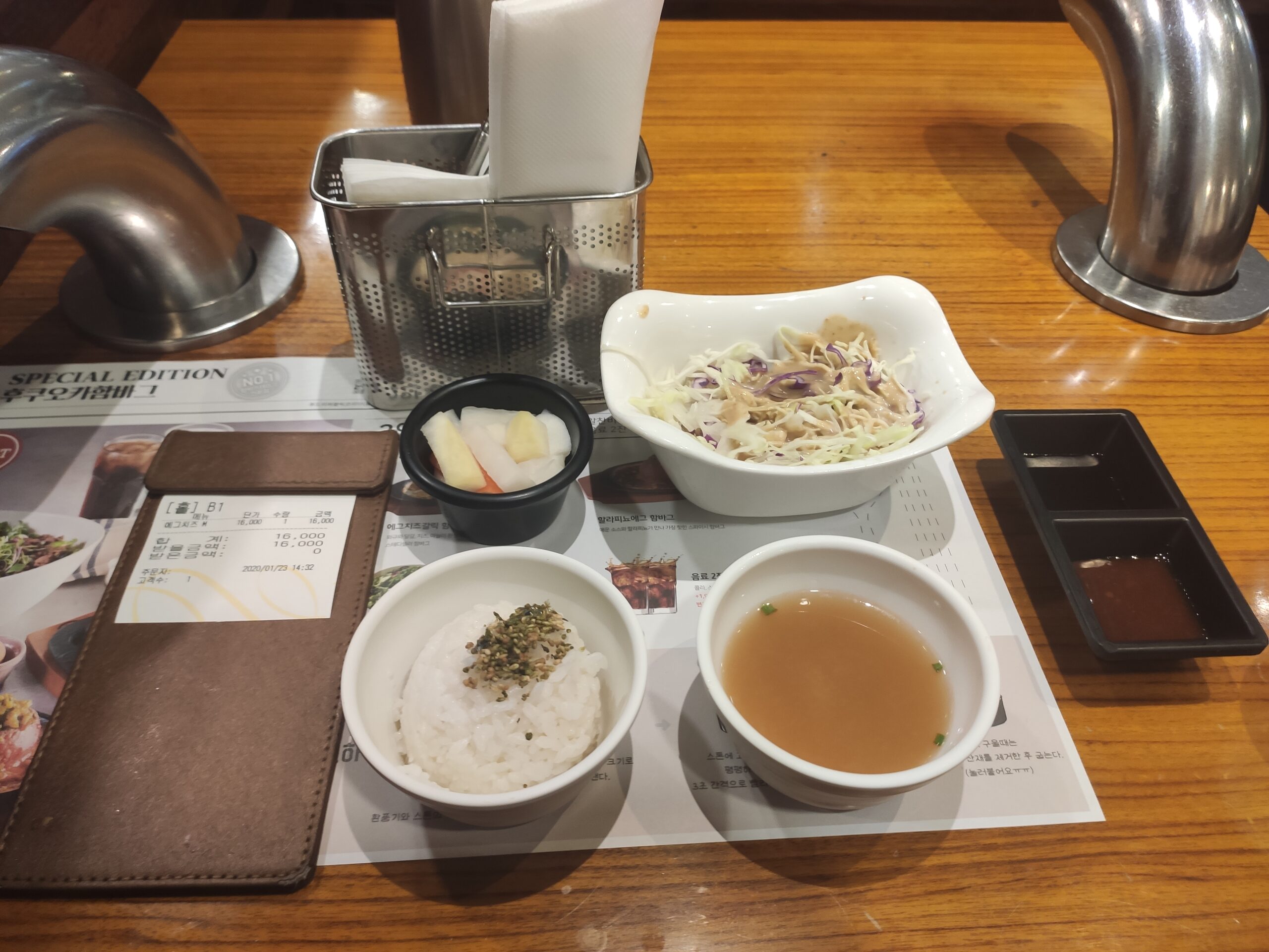 기본 밑반찬과 세팅