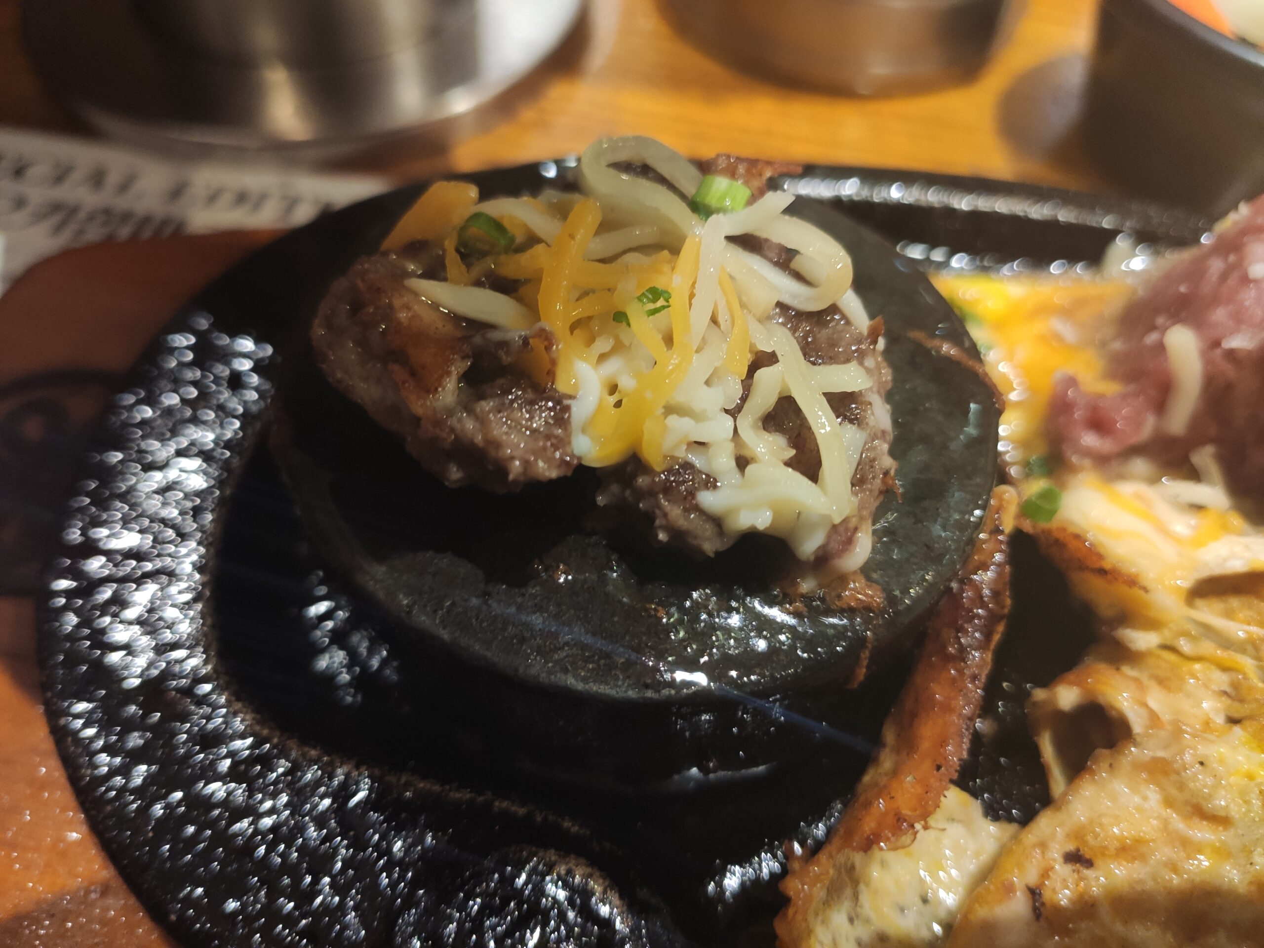 육즙이 가득한 스테이크