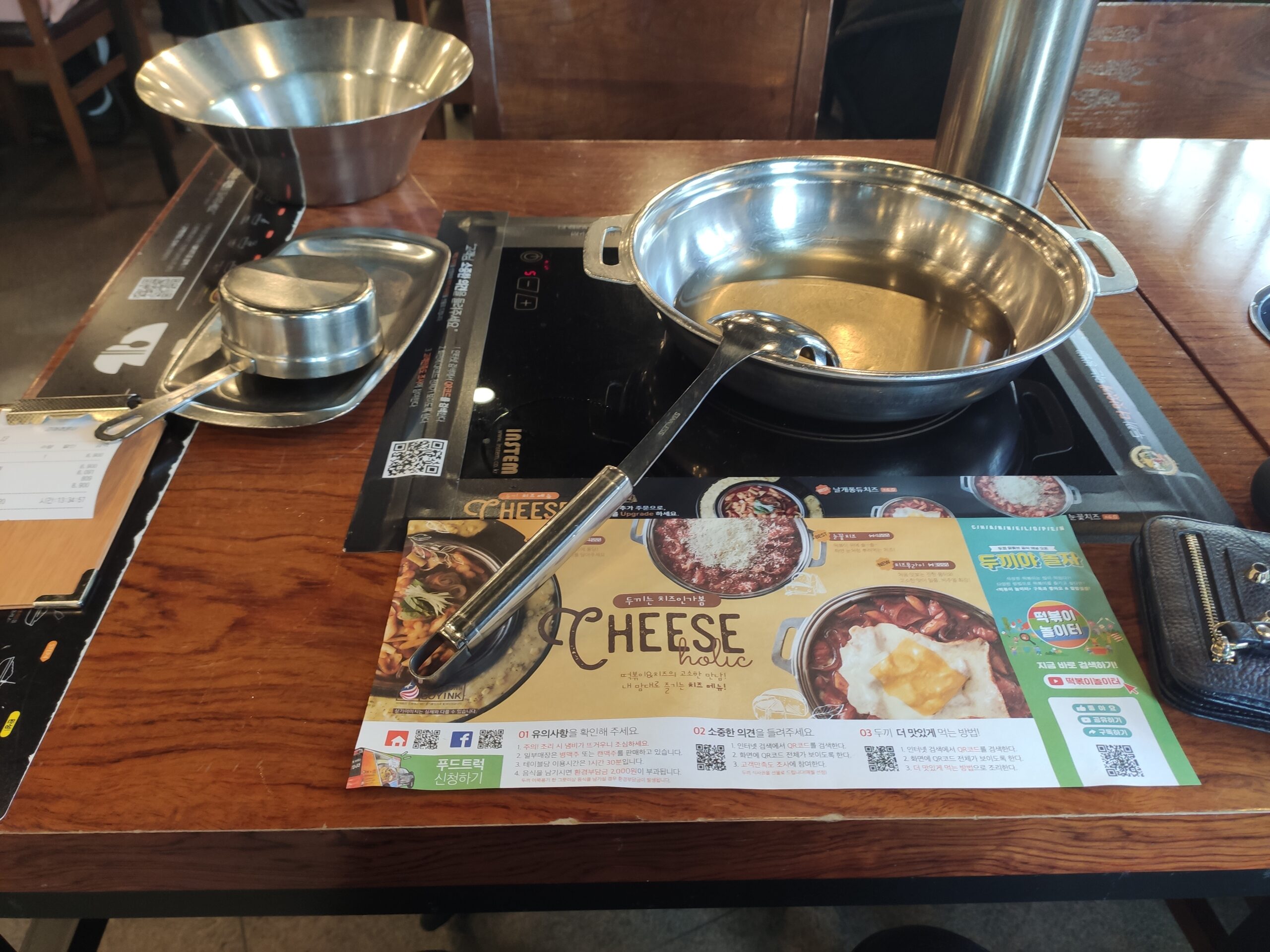 두끼떡볶이 기본 테이블 세팅