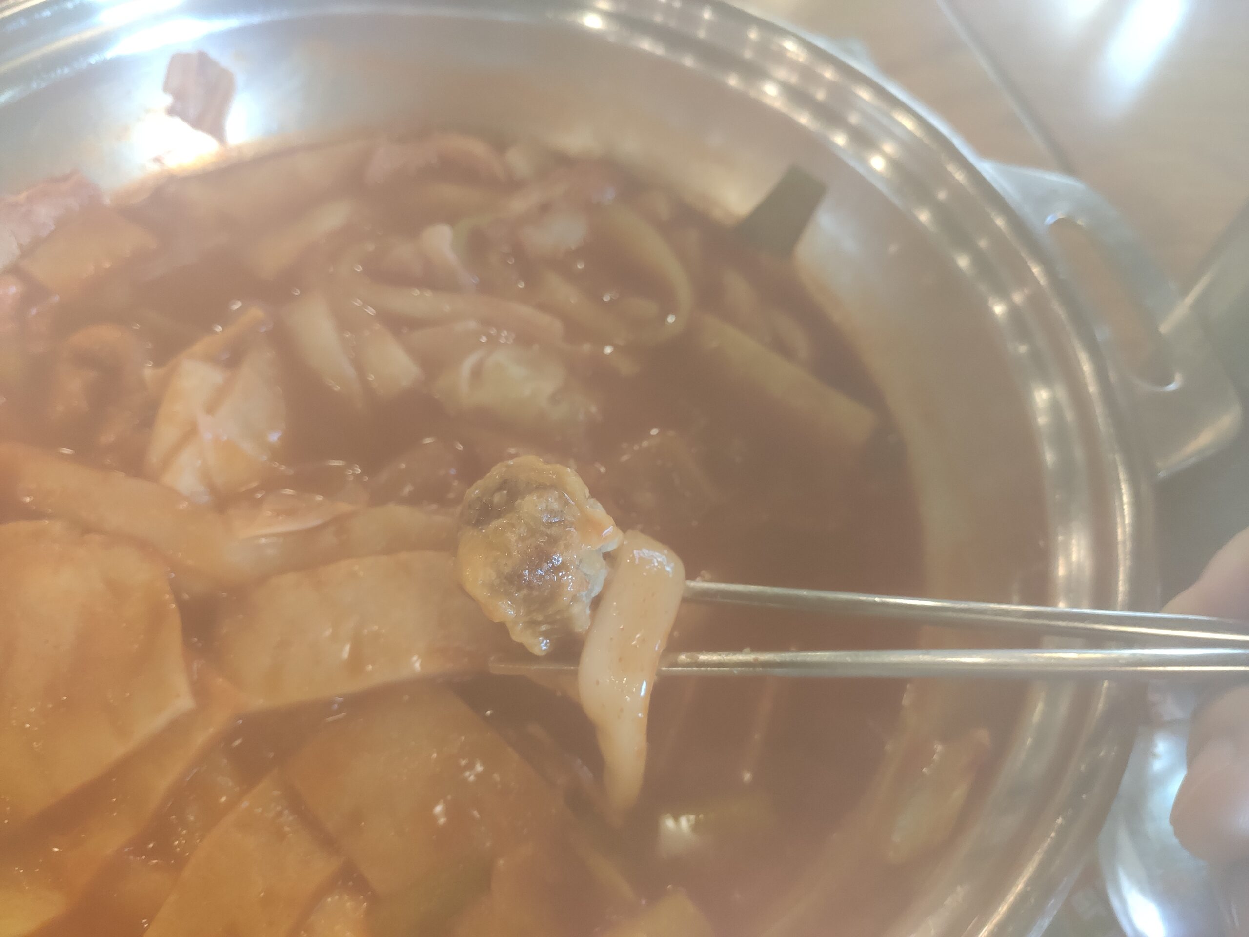 떡볶이 국물에 적신 튀김과 볶음밥용 재료