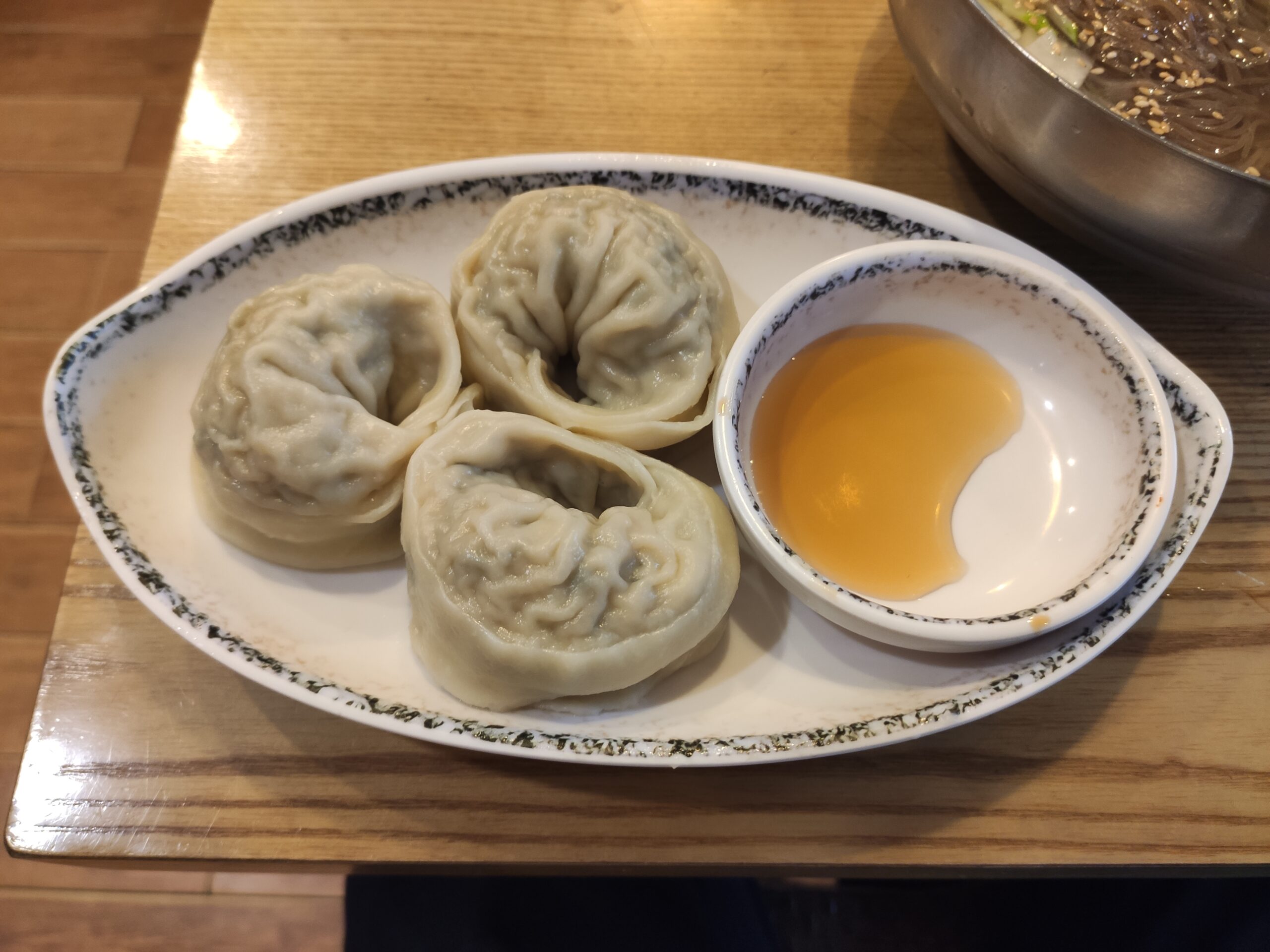 추가 주문한 고기 만두