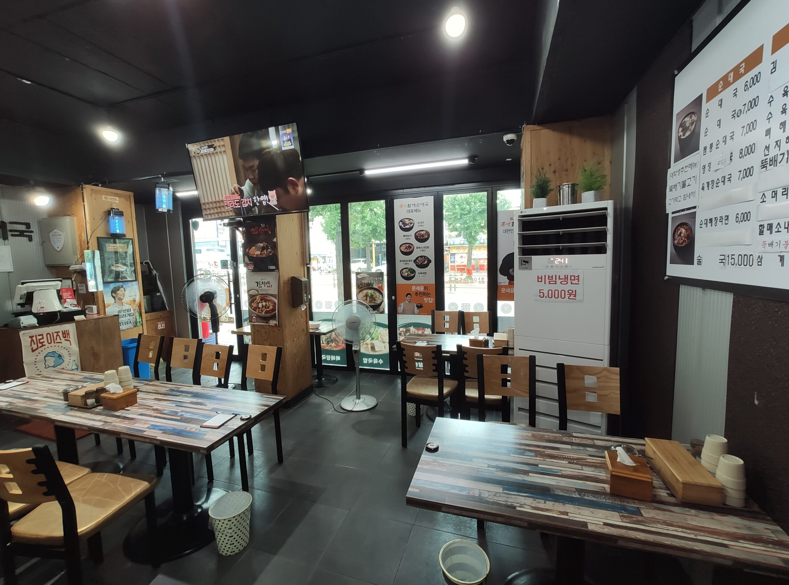 망월사역 국밥 맛집 큰맘 할매순대국, 밥을 마음대로 가져다가 먹을 수 있는 국밥집 4 식당 내부 전경 2