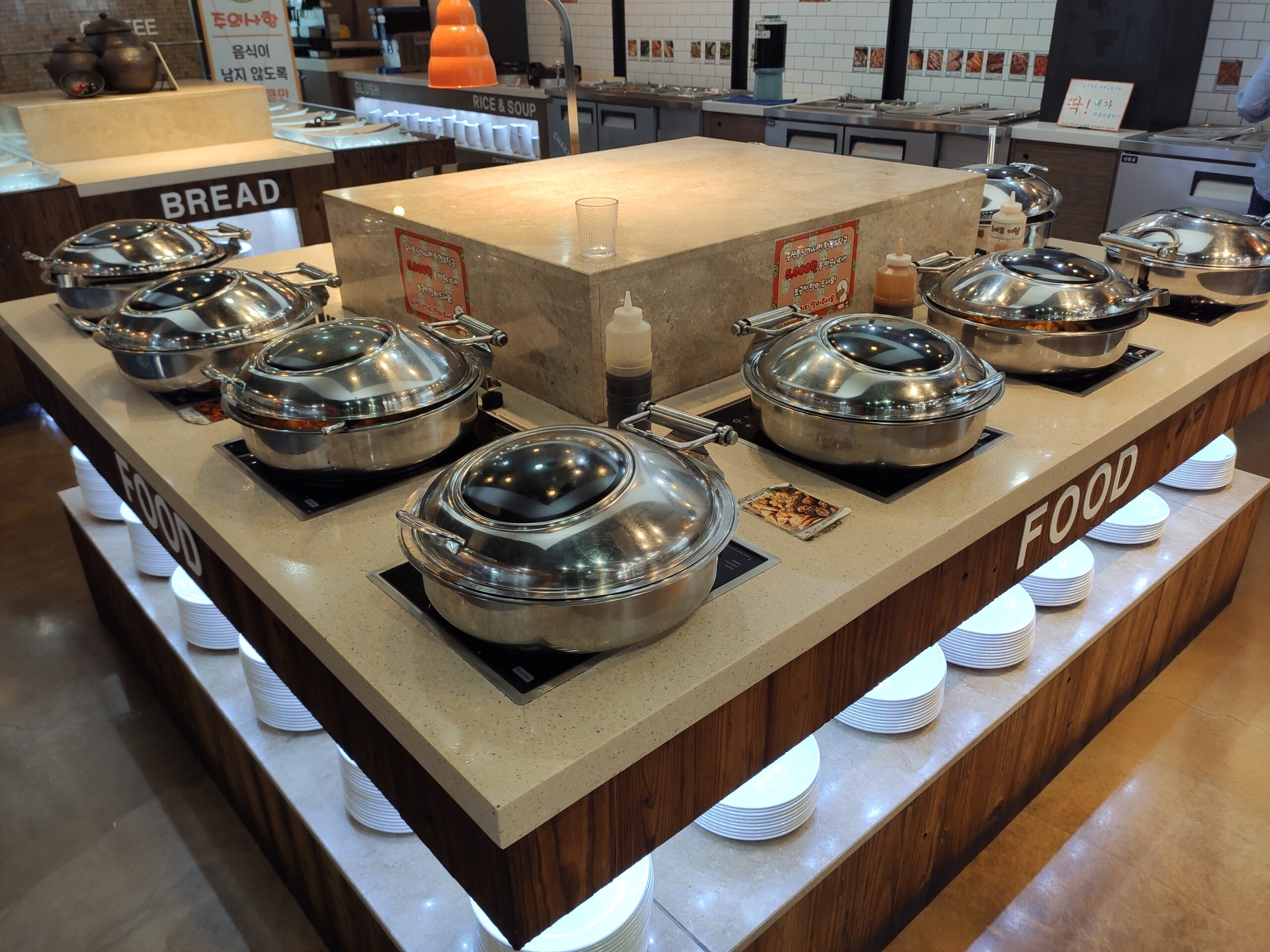 샐러드바 뷔페 음식들