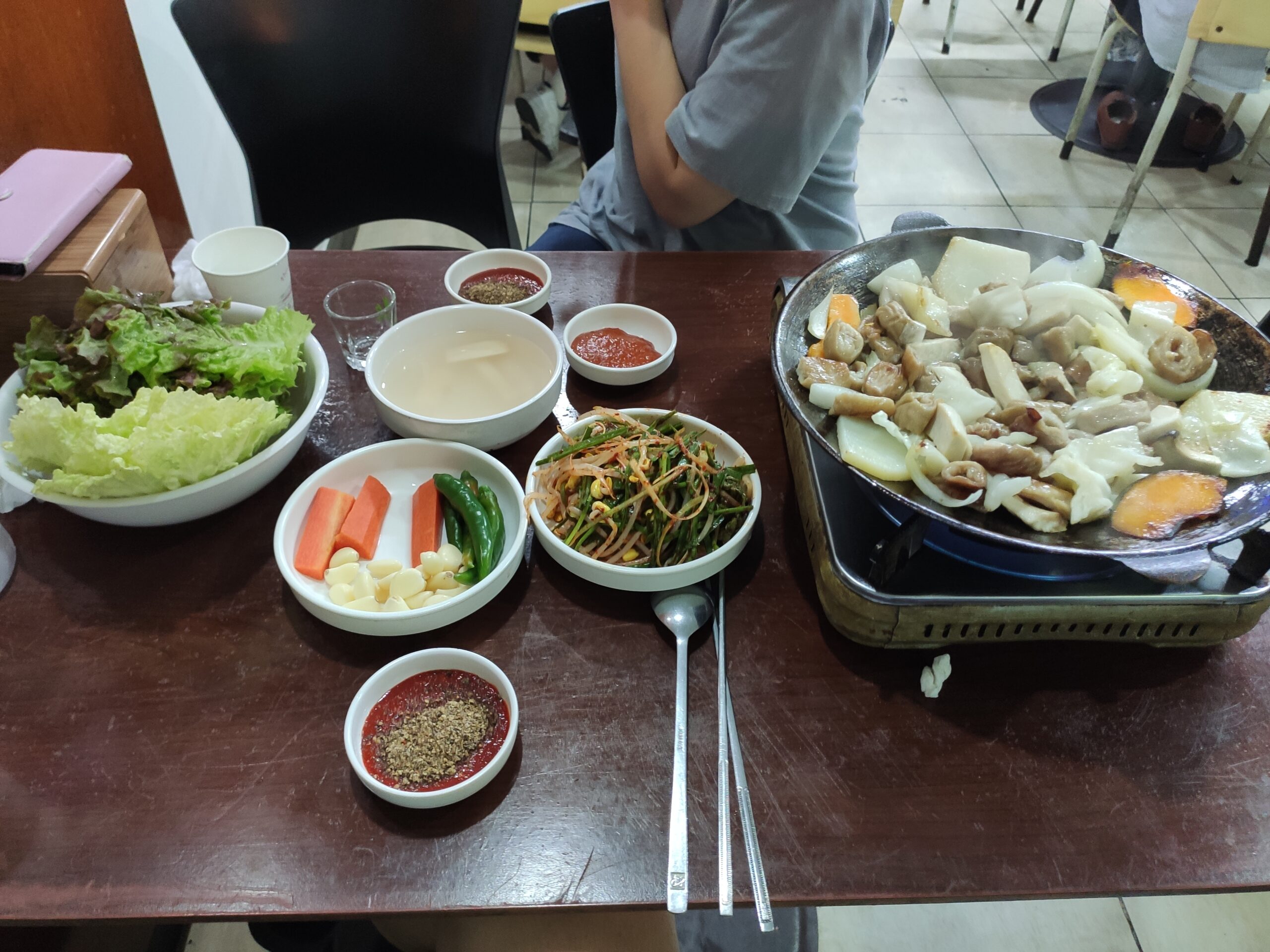 대머리 곱창 기본 반찬과 막창구이