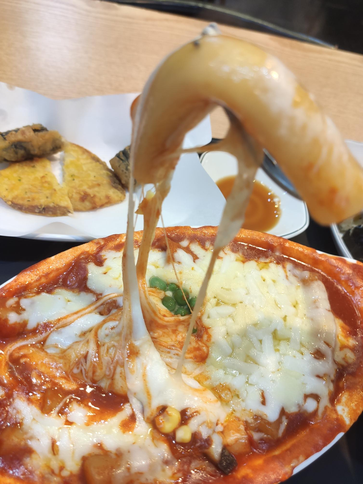 길게 늘어나는 치즈의 모습