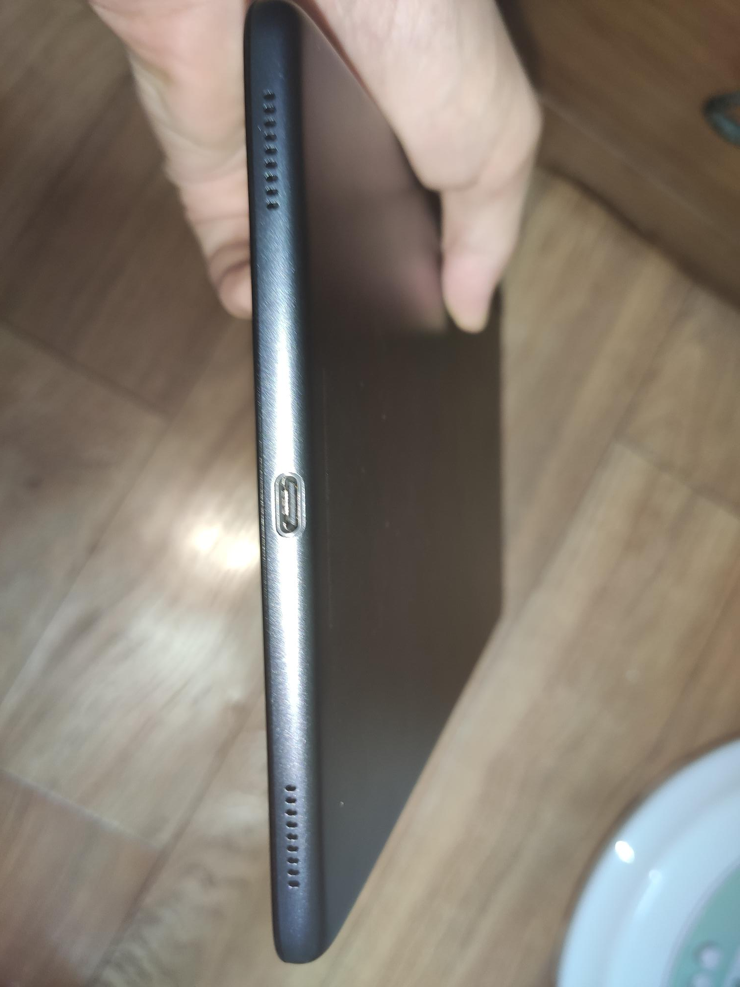 하단 포트 및 스피커