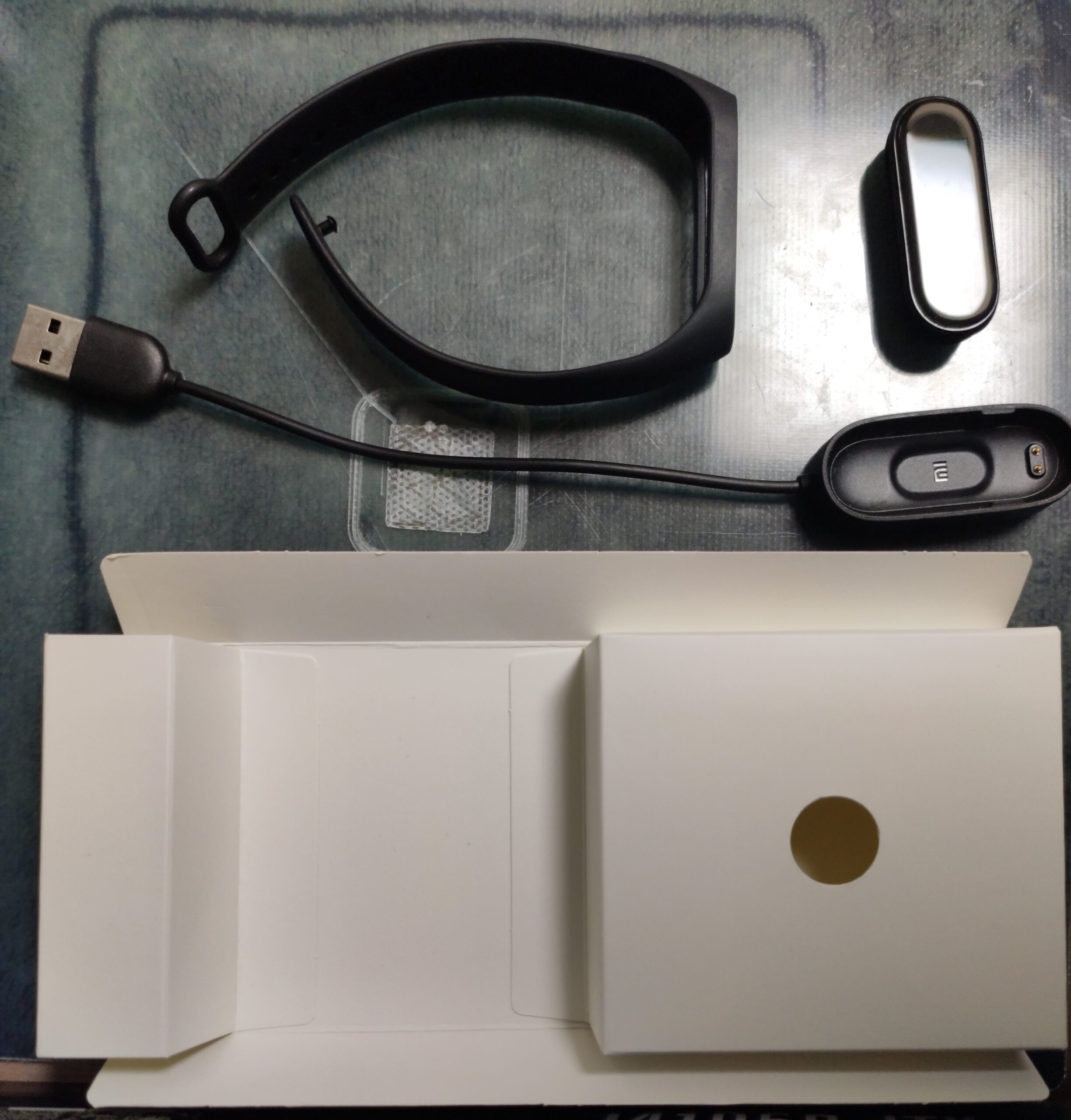 미 밴드 4 구성품: 충전기, 본체, 스트랩