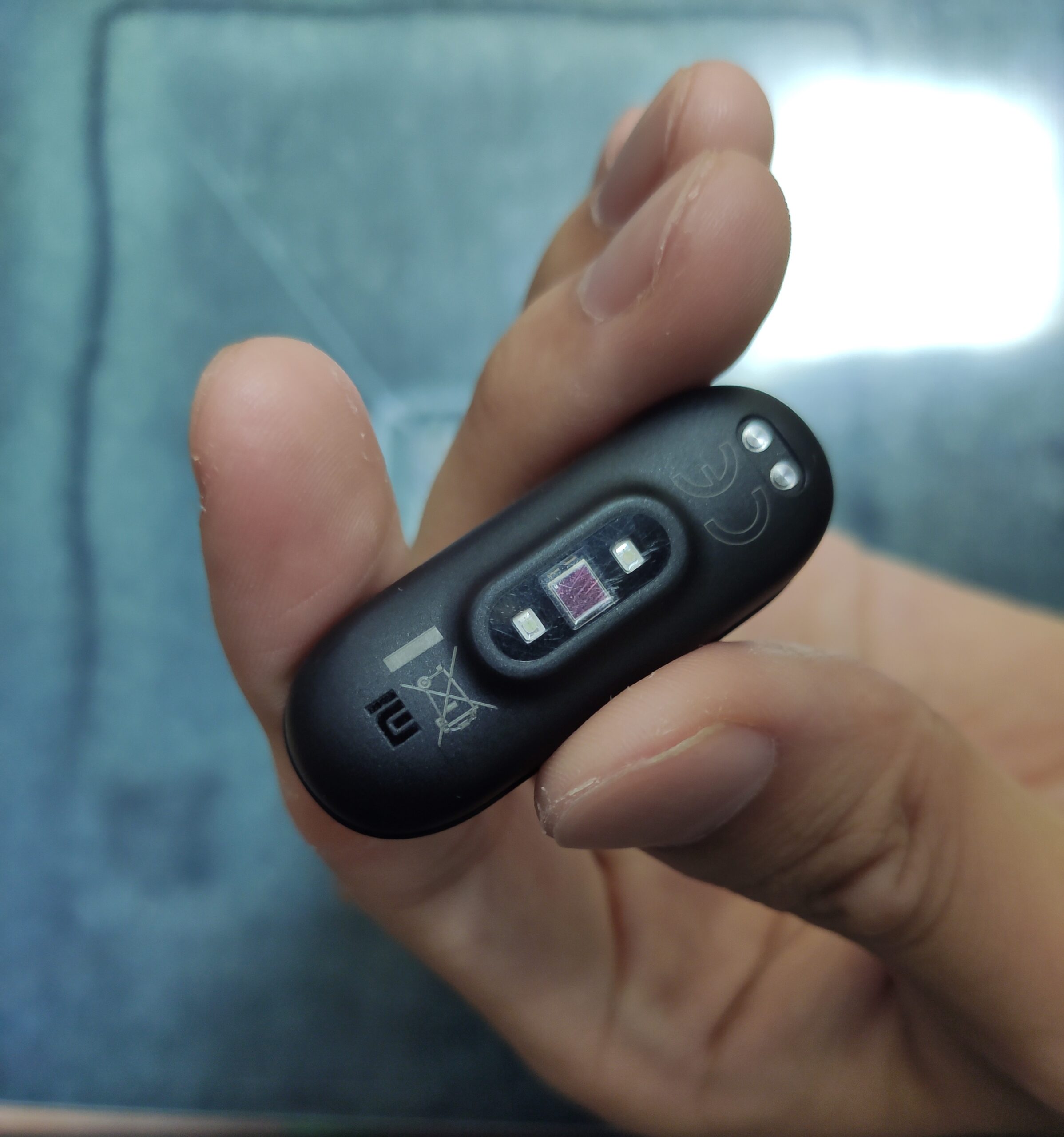 미 밴드 4 본체 뒷면 심박 센서