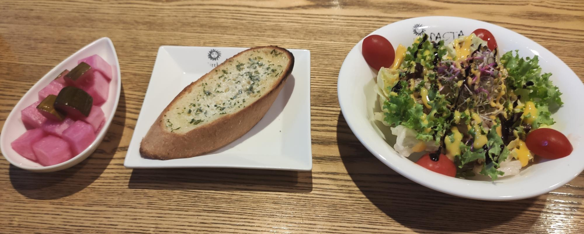 식전 마늘빵과 신선한 샐러드