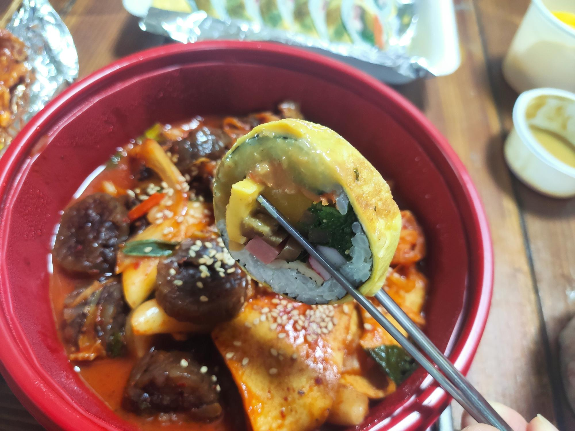 간장 소스에 찍은 김밥