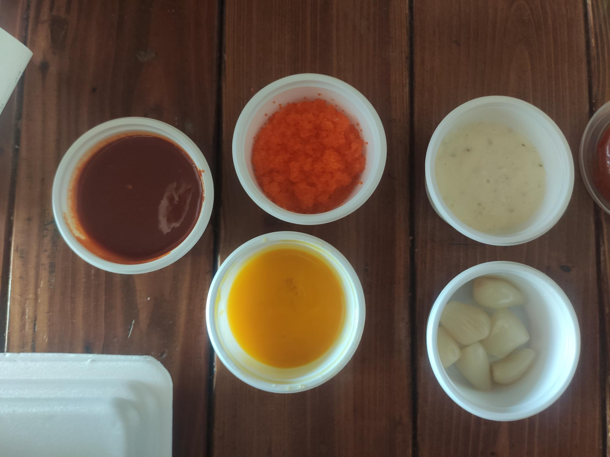 제공되는 소스 및 밑반찬 용기