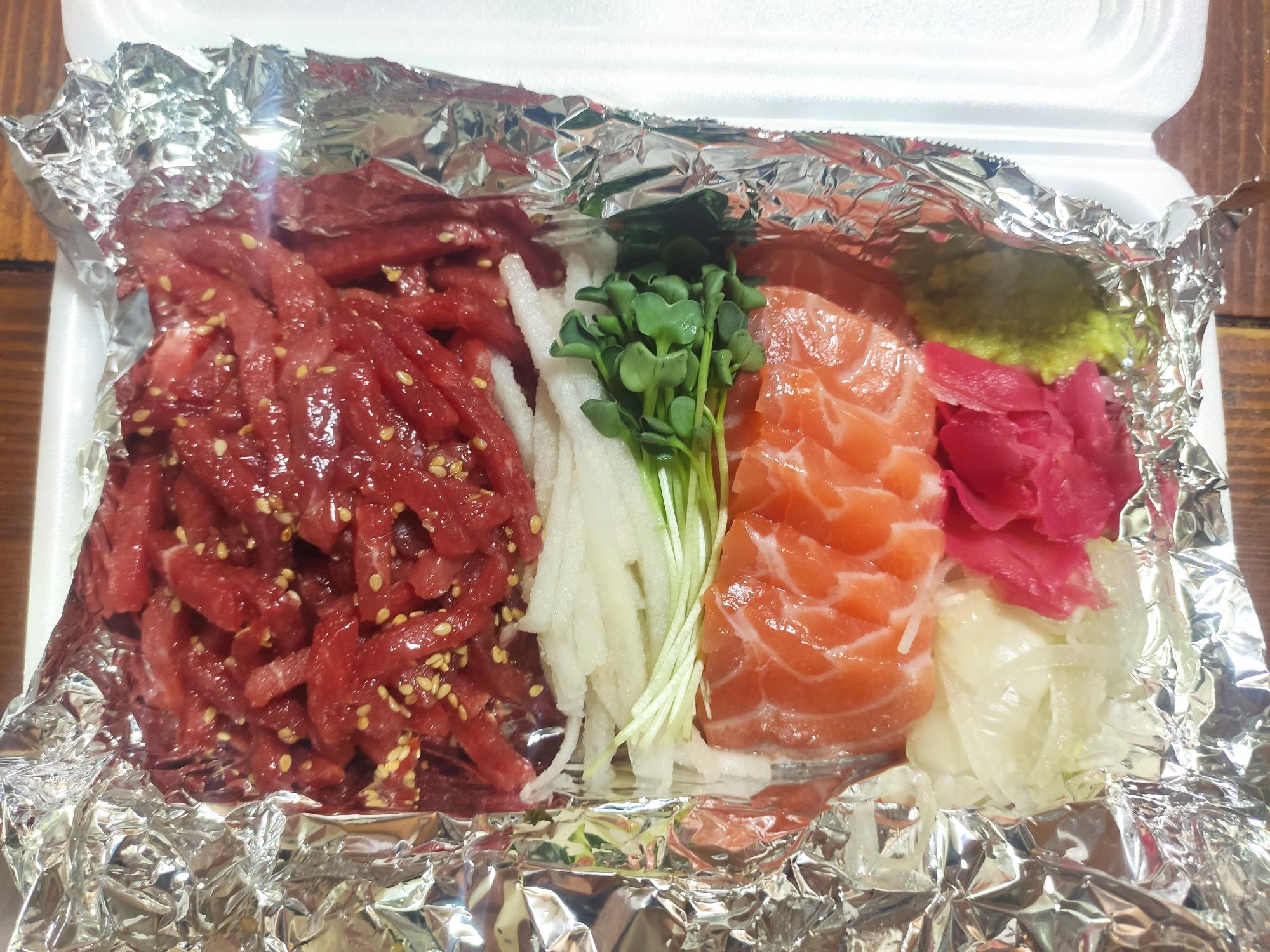 신선한 육회와 연어 구성