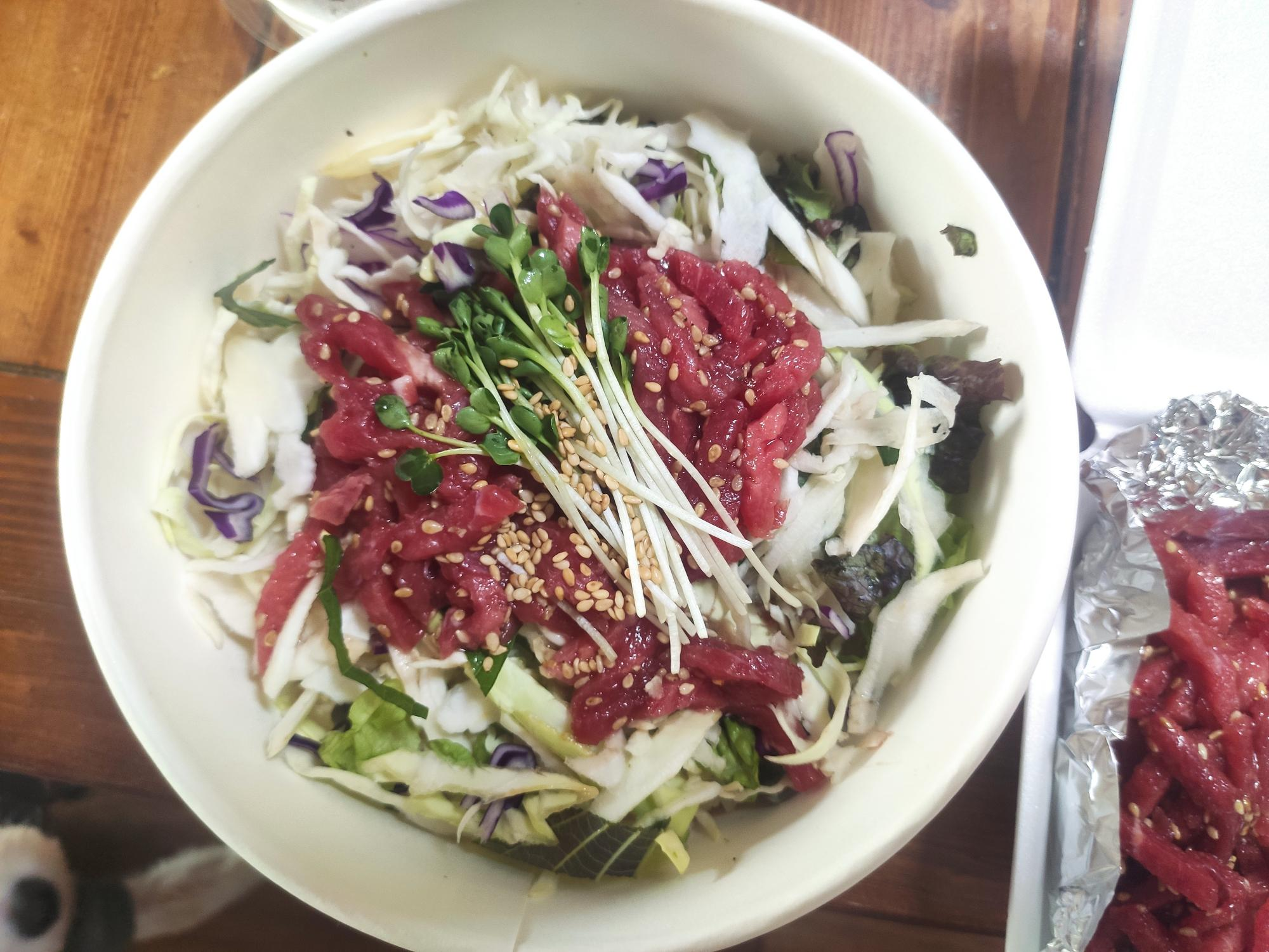 육회 덮밥 비비기 전 모습