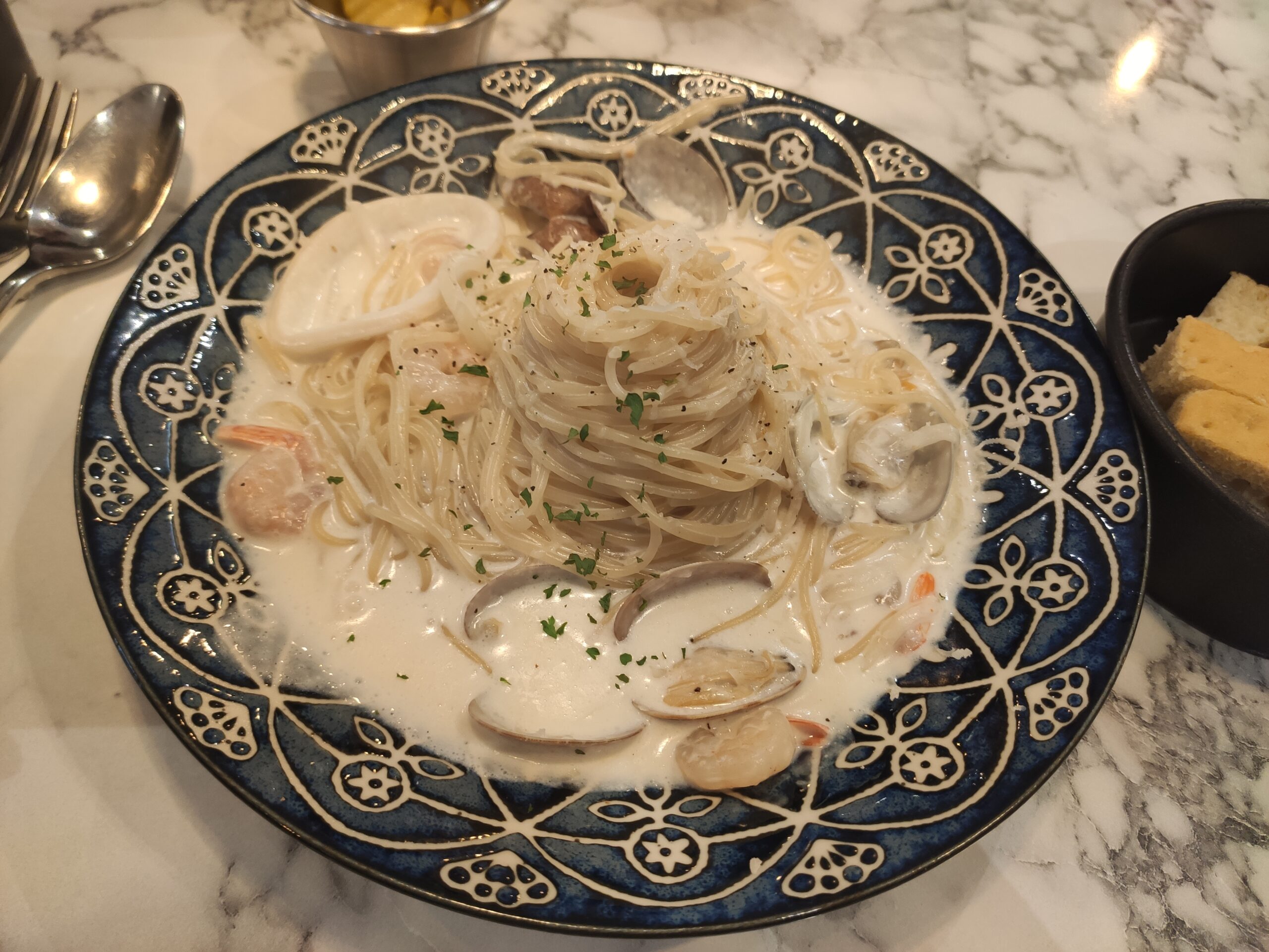 해물 크림 파스타 근접 사진