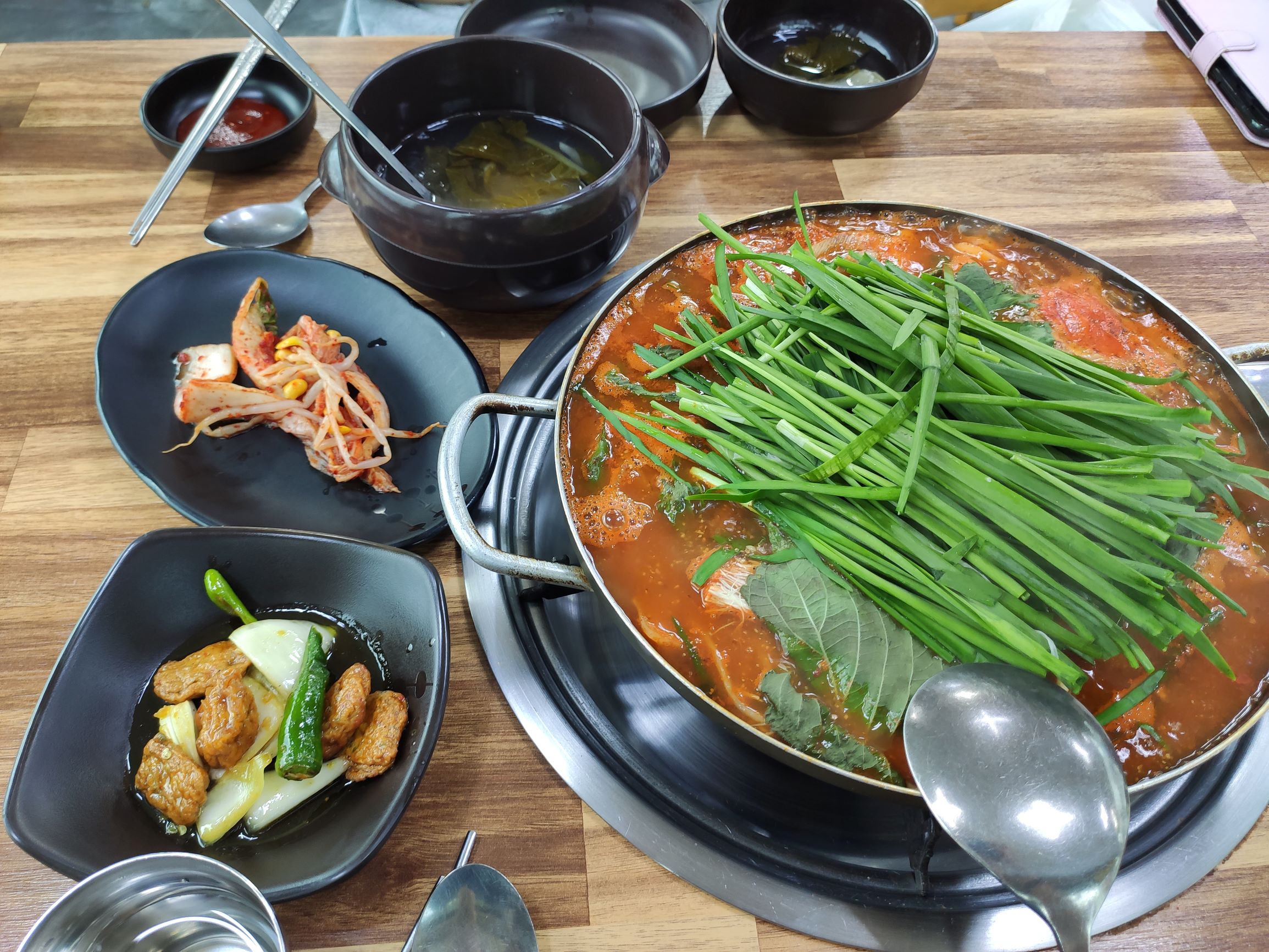 밑반찬과 곱창전골 차림