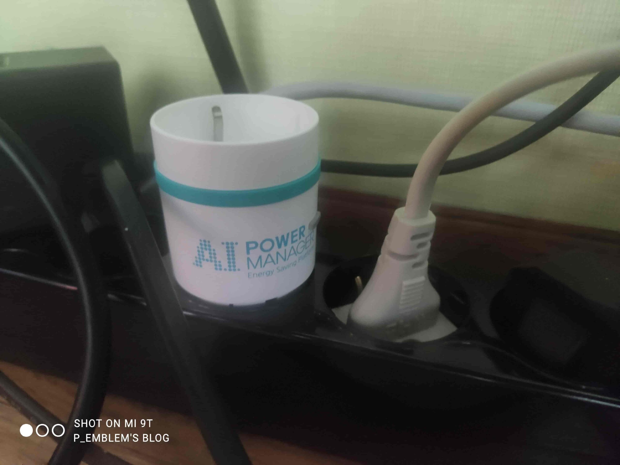 콘센트에 꽂힌 파워매니저 스마트 플러그