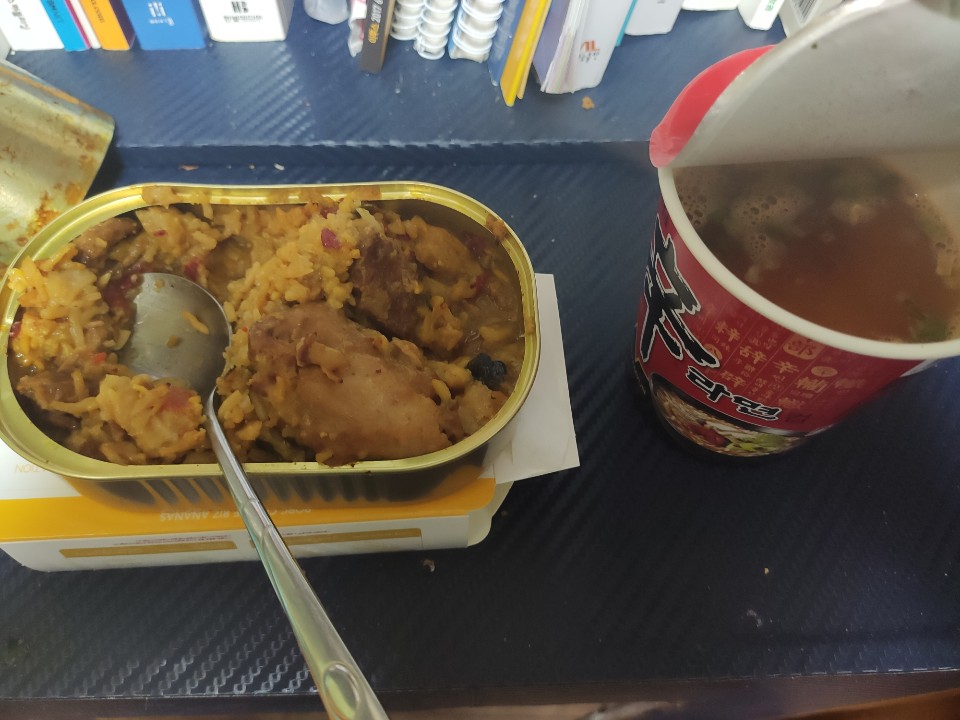 컵라면과 함께 먹는 전투식량