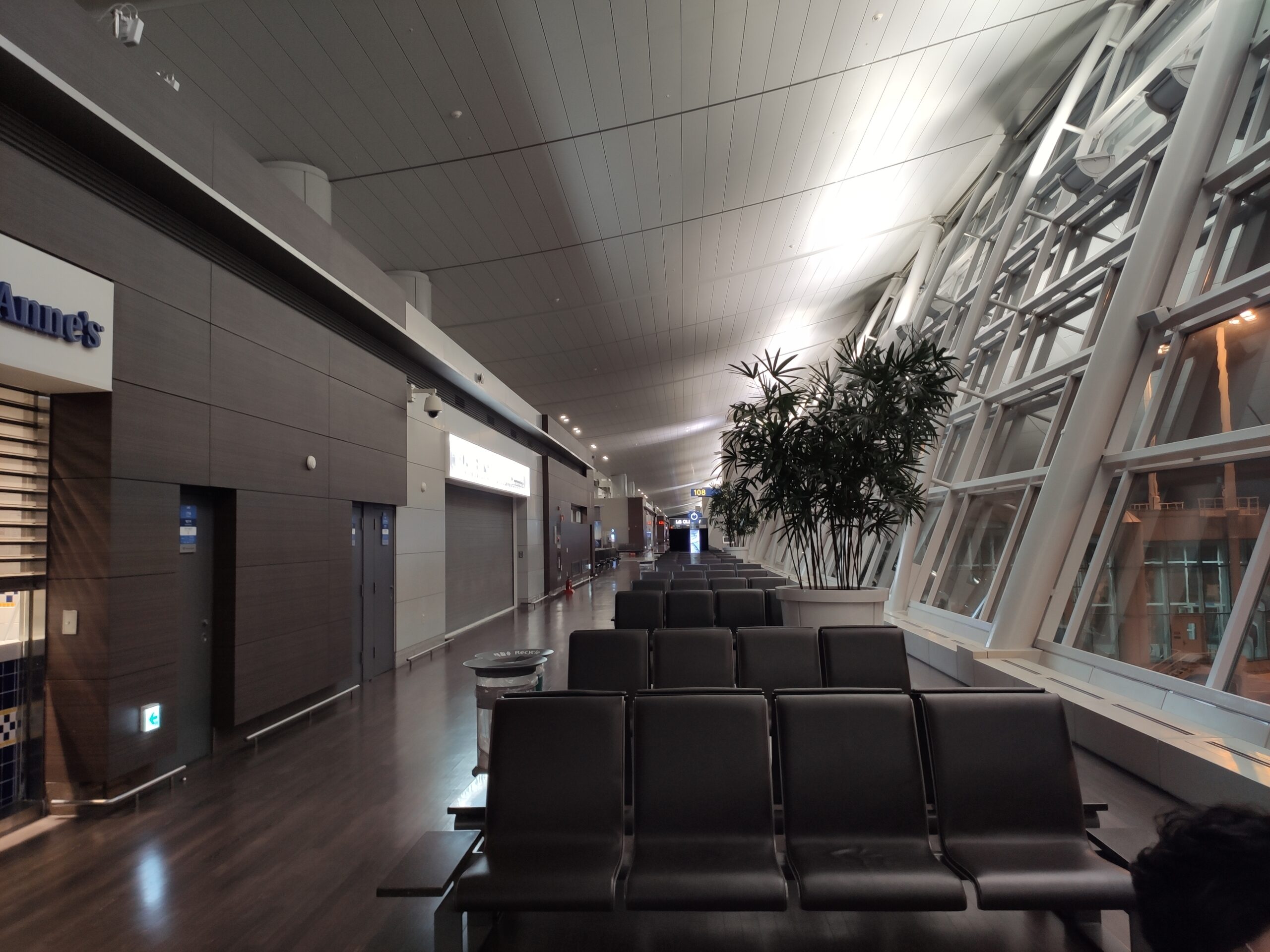 새벽 공항 게이트