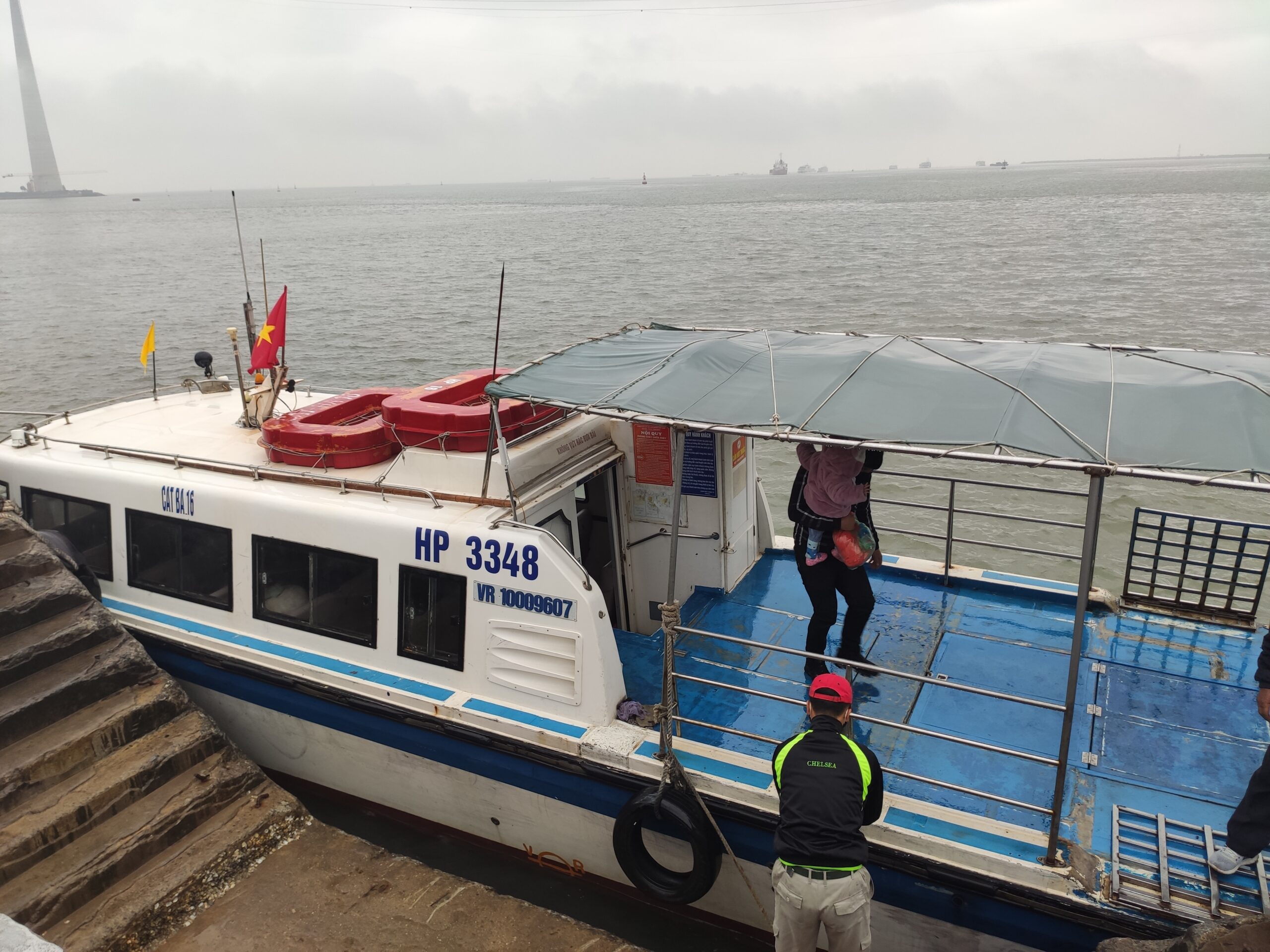 깟바 섬으로 가는 여객선