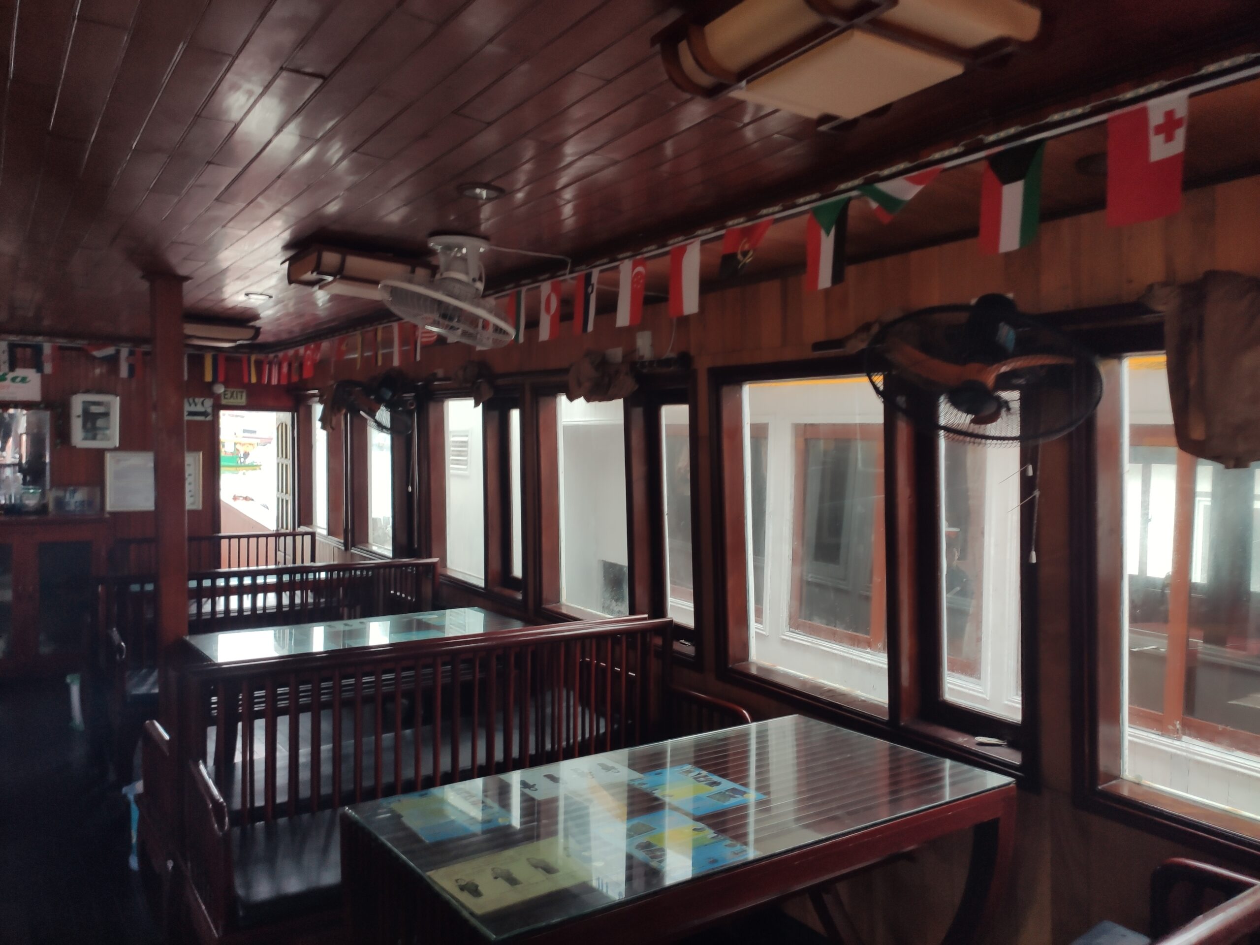 보트 내부 식당