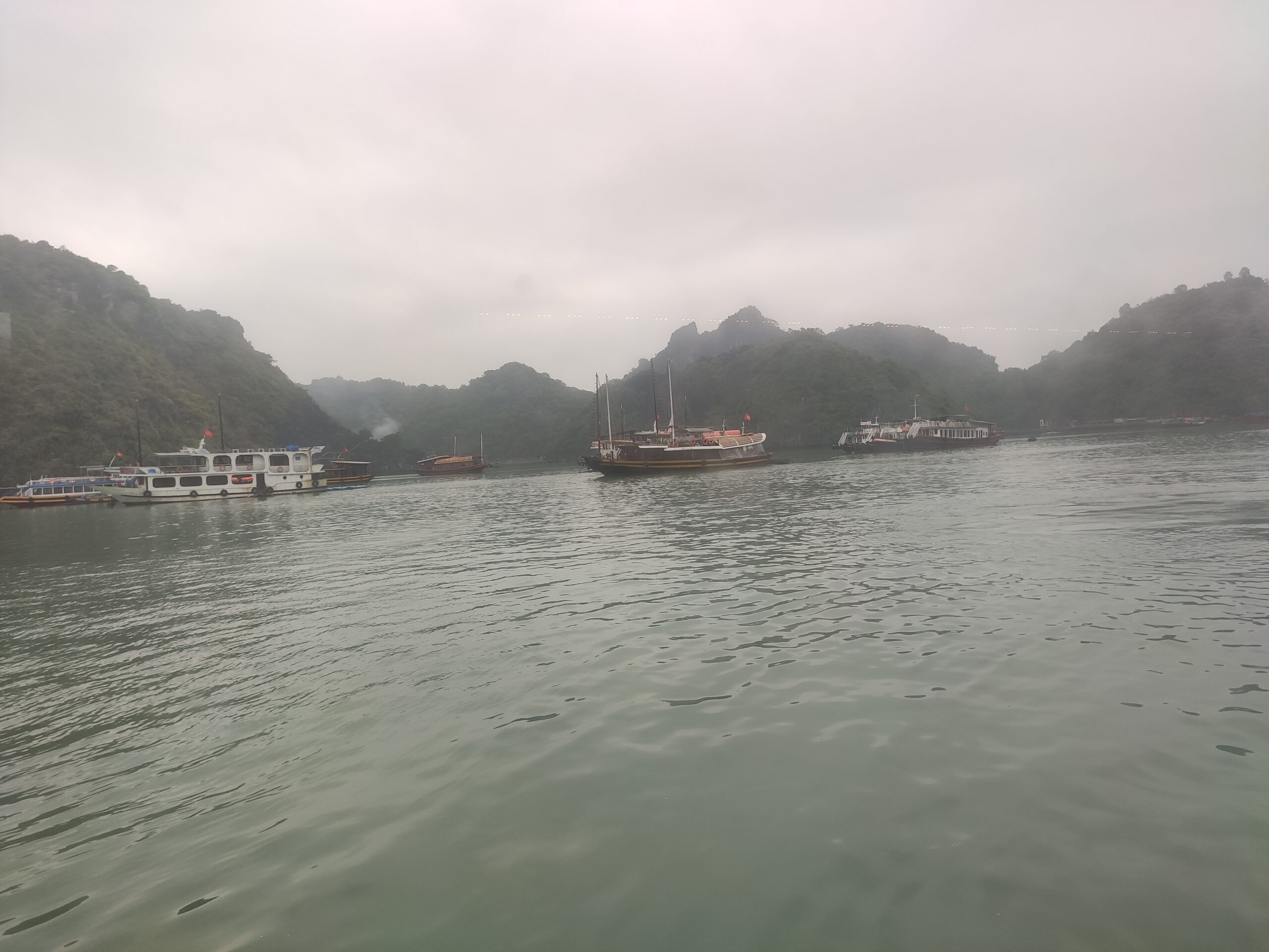 하롱베이 주변 섬 풍경