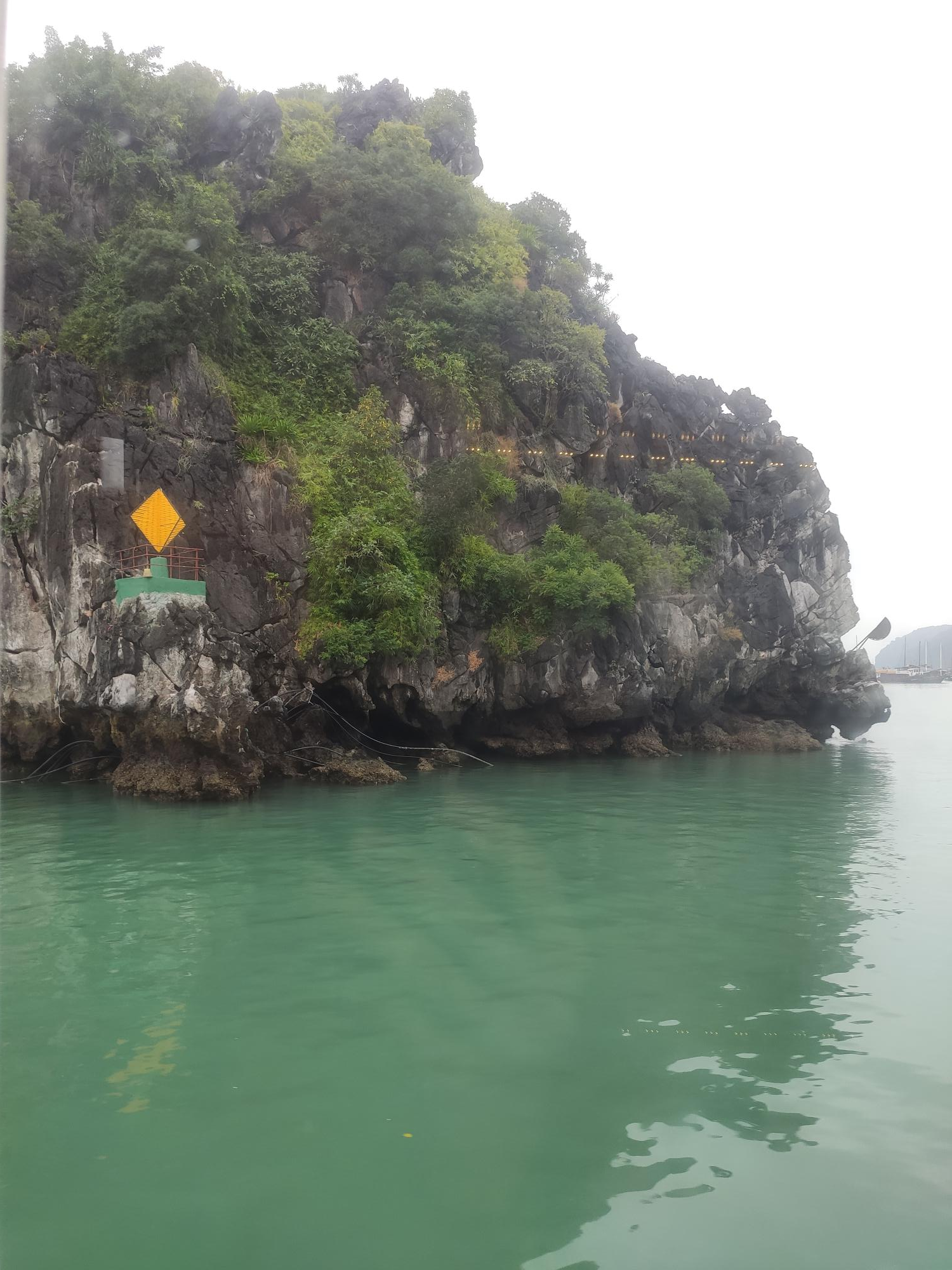 하롱베이 섬 근접 사진