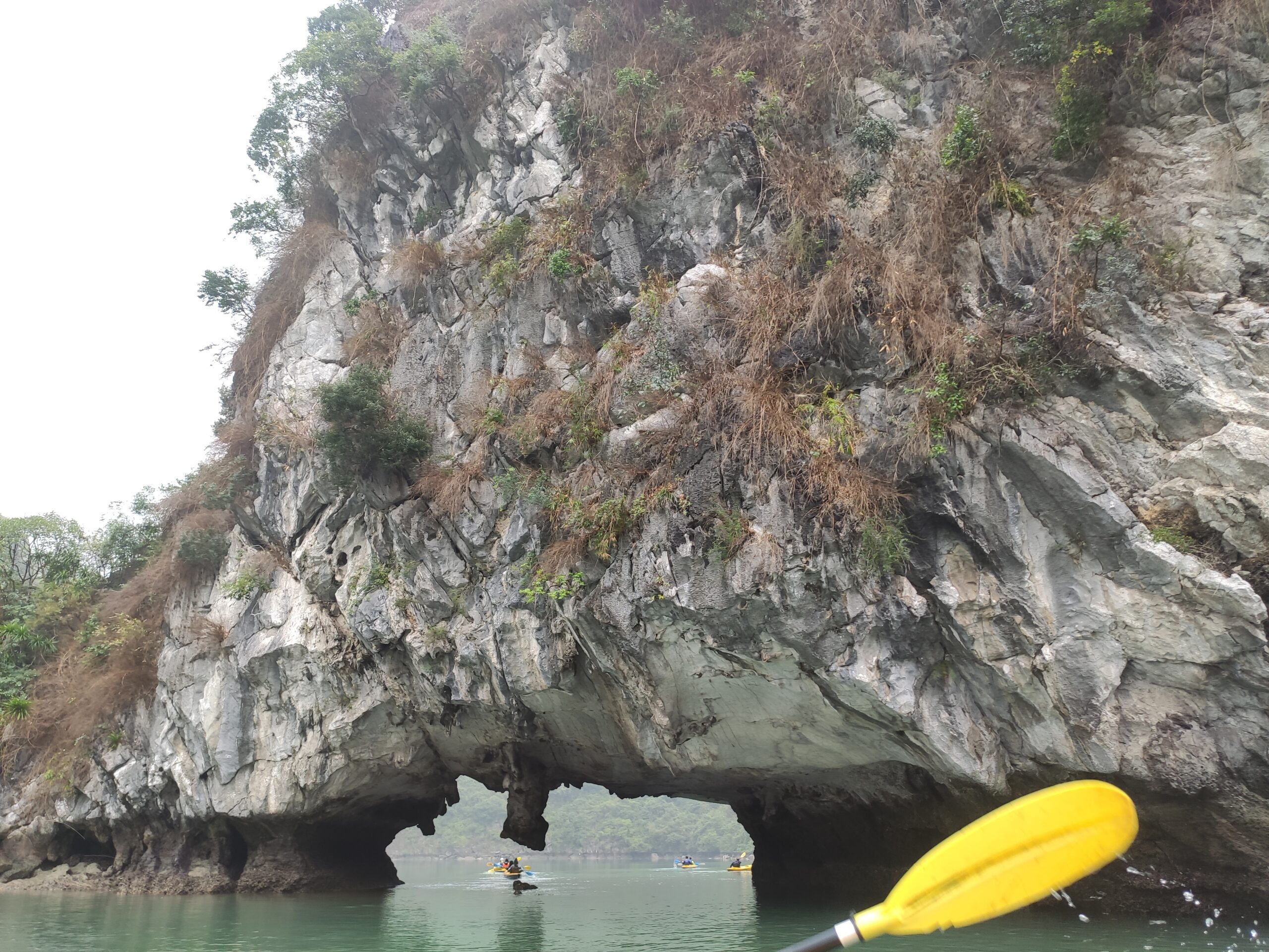 카약으로 통과하는 동굴