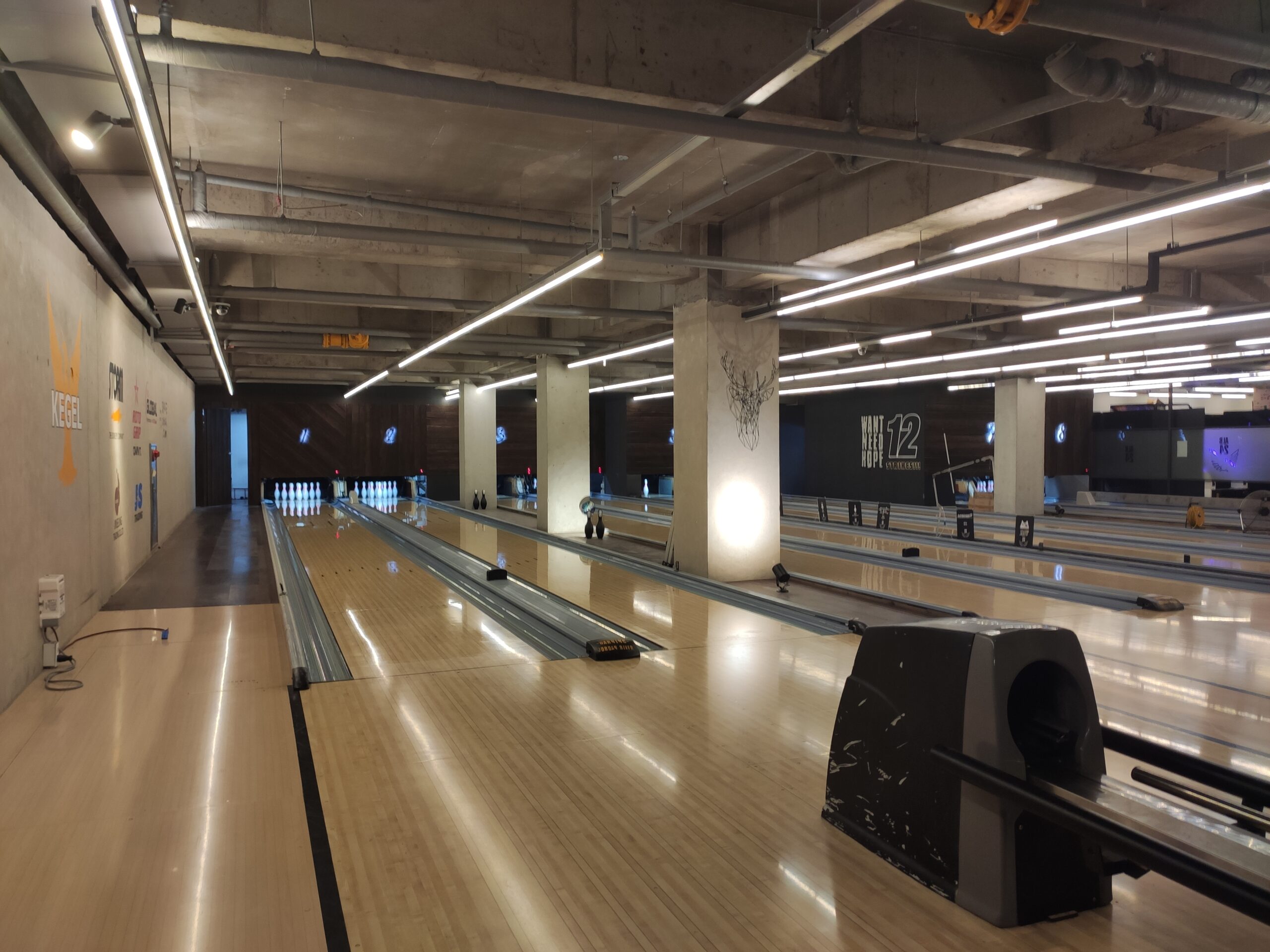 볼링장 레인 모습