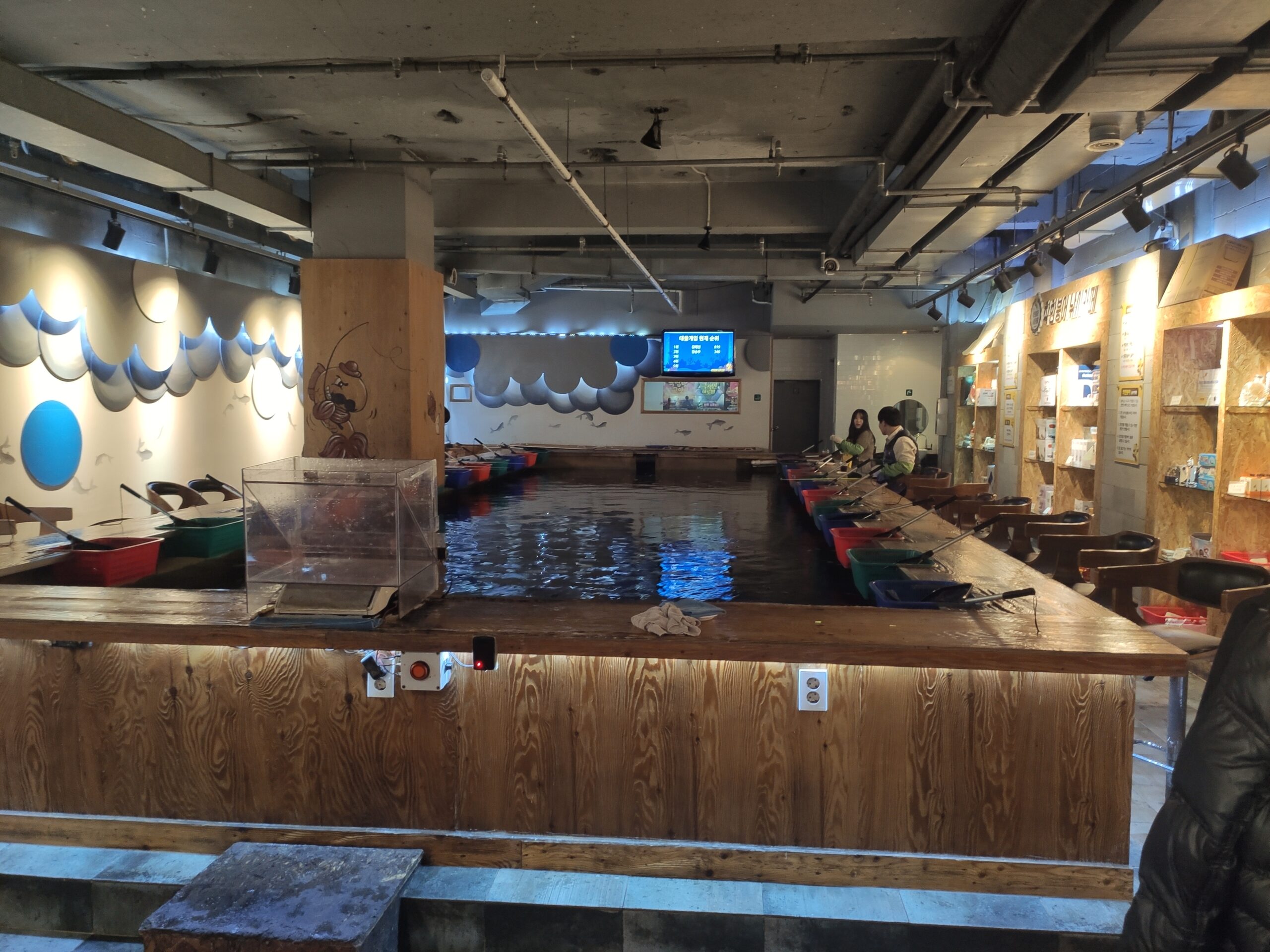낚시카페 중앙 대형 수조