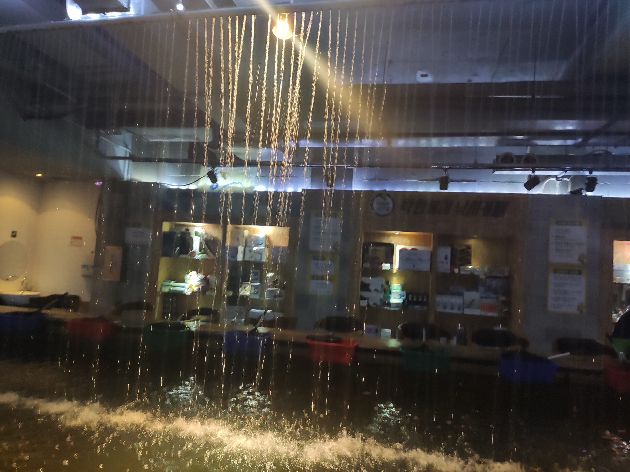 수조에 물줄기가 쏟아지는 모습