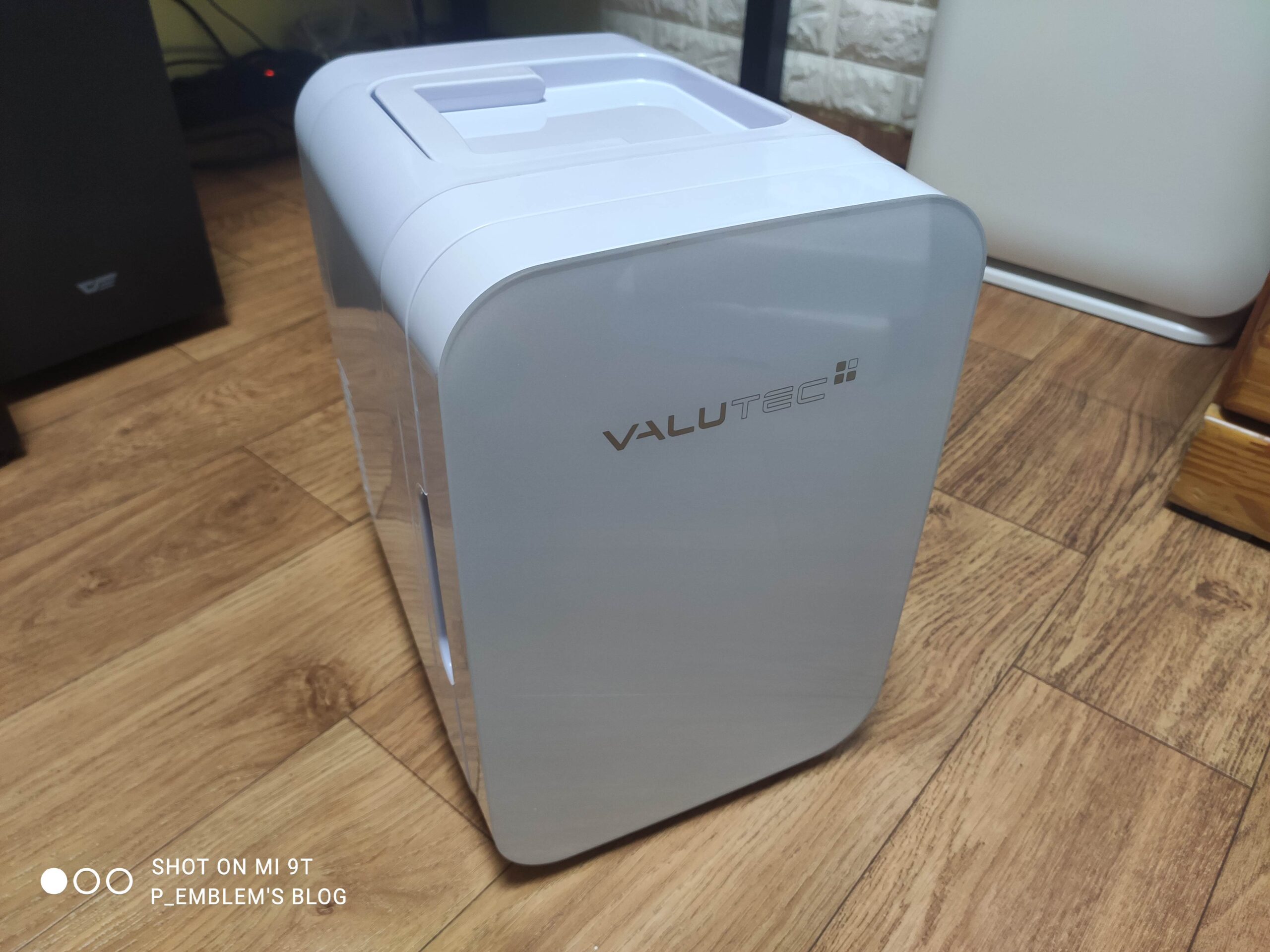 벨류텍 차량용/화장품 겸용 미니 냉·온장고 개봉기·리뷰 - VR-006L 심층리뷰 4 벨류텍 미니 냉온장고 전면 모습