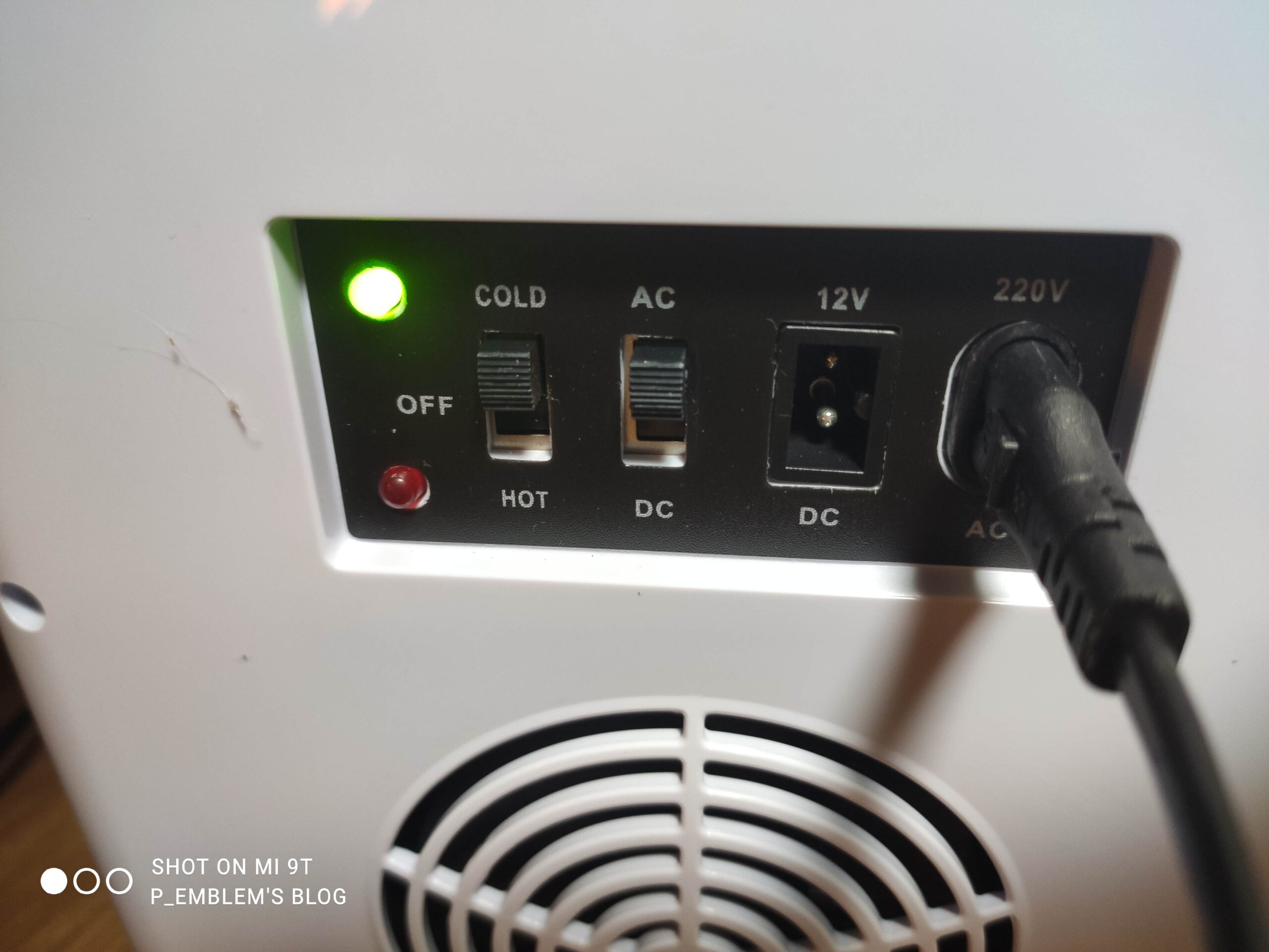 벨류텍 차량용/화장품 겸용 미니 냉·온장고 개봉기·리뷰 - VR-006L 심층리뷰 6 제품 후면 단부