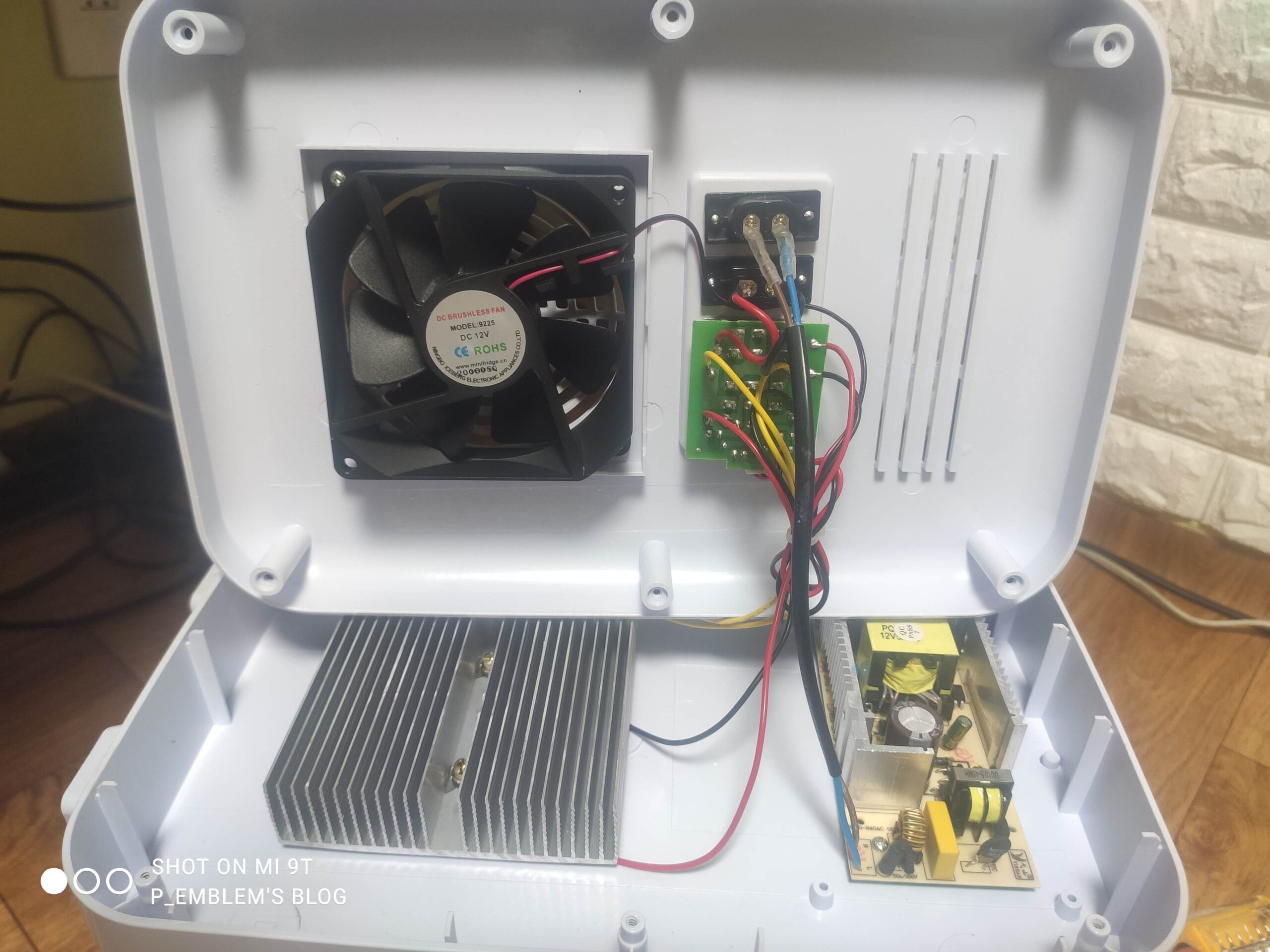 벨류텍 차량용/화장품 겸용 미니 냉·온장고 개봉기·리뷰 - VR-006L 심층리뷰 12 제품 내부 구조